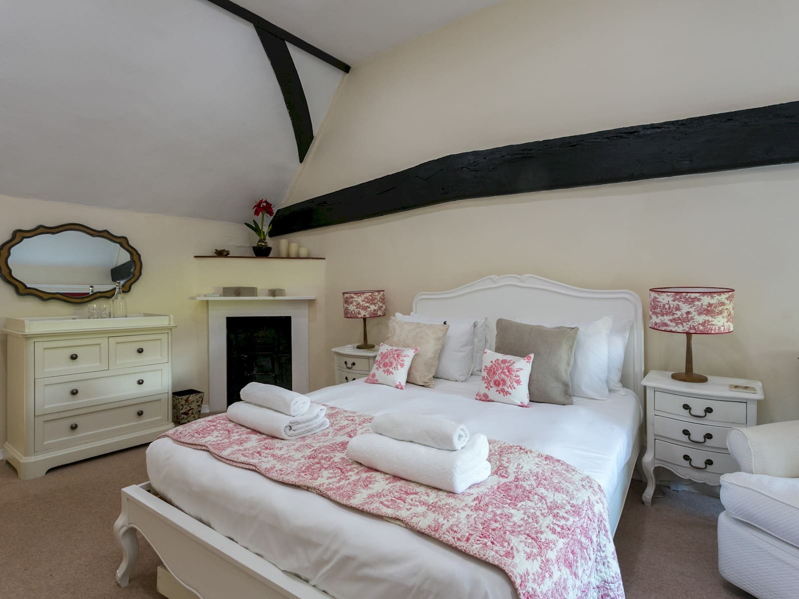 House Burham Windsor: Spacious 5-Bedroom Family-Friendly Apartment Rental Windsor with Garden