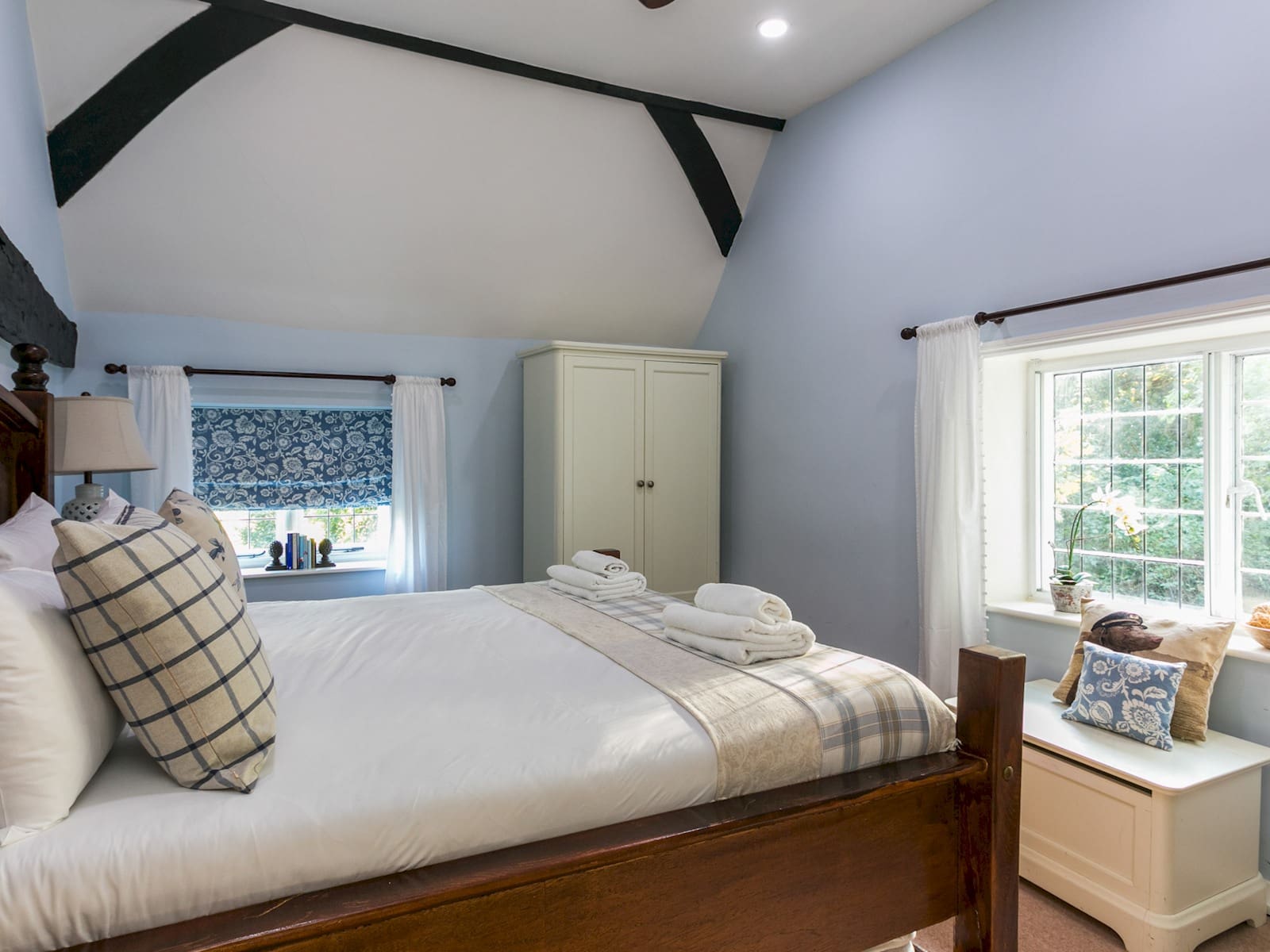 House Burham Windsor: Spacious 5-Bedroom Family-Friendly Apartment Rental Windsor with Garden