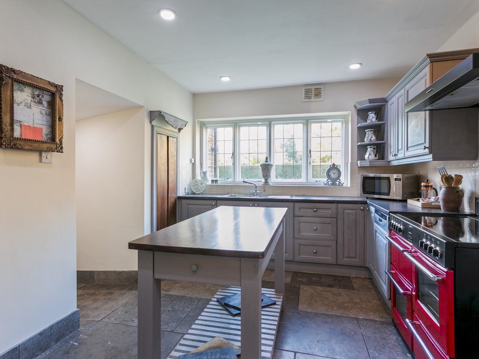 House Burham Windsor: Spacious 5-Bedroom Family-Friendly Apartment Rental Windsor with Garden