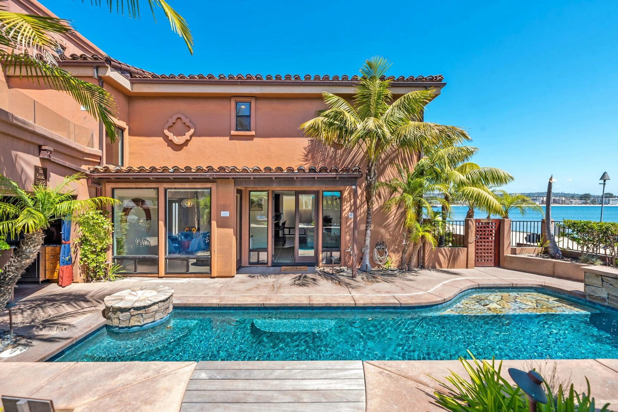 House Cabrillo Mission Beach Mission Beach: Luxury 3-Bedroom Apartment with Beachfront Views, Mission Beach