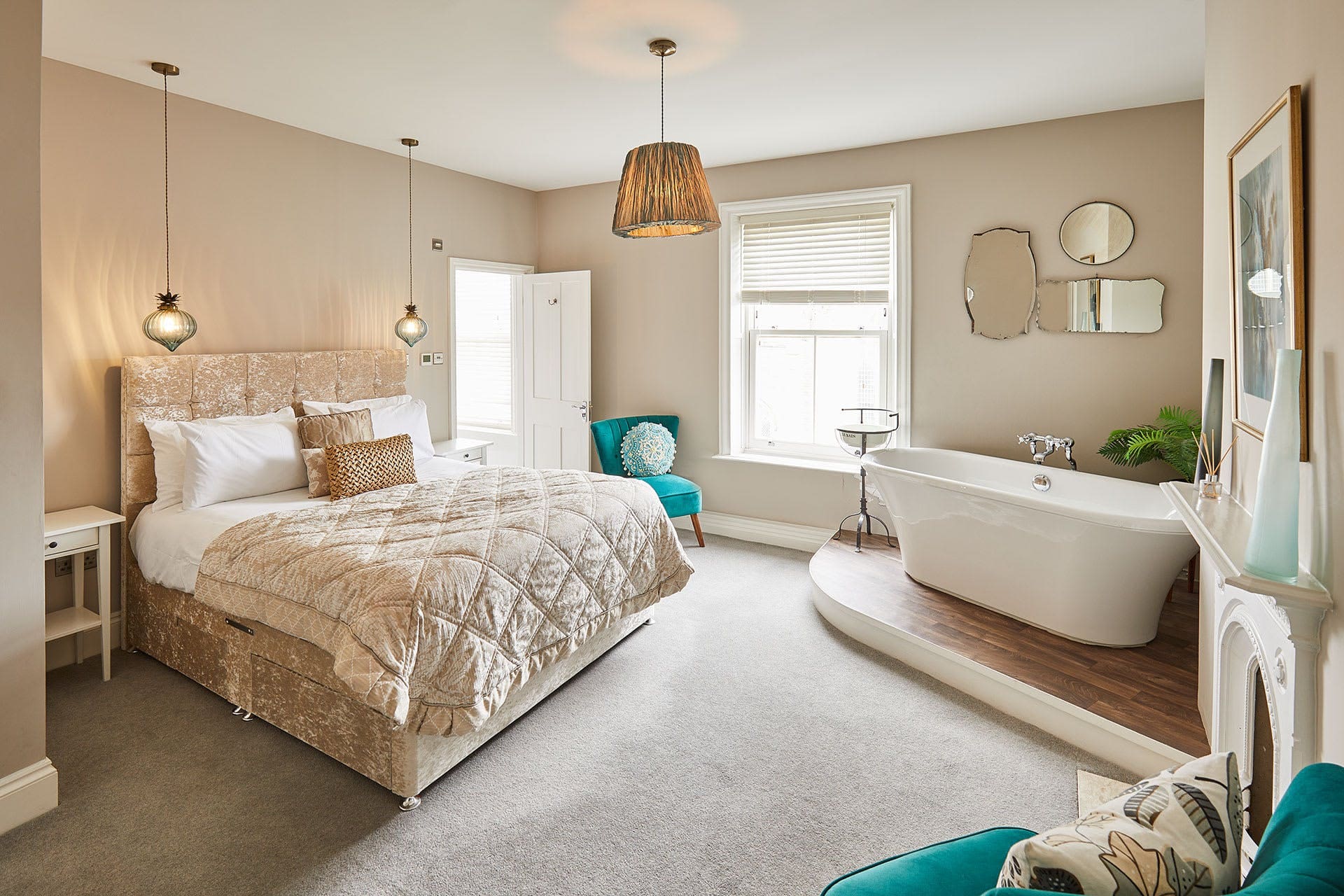 House Caedmon Whitby: Luxury 6-Bedroom Apartment with Seaviews and Family Amenities, Whitby