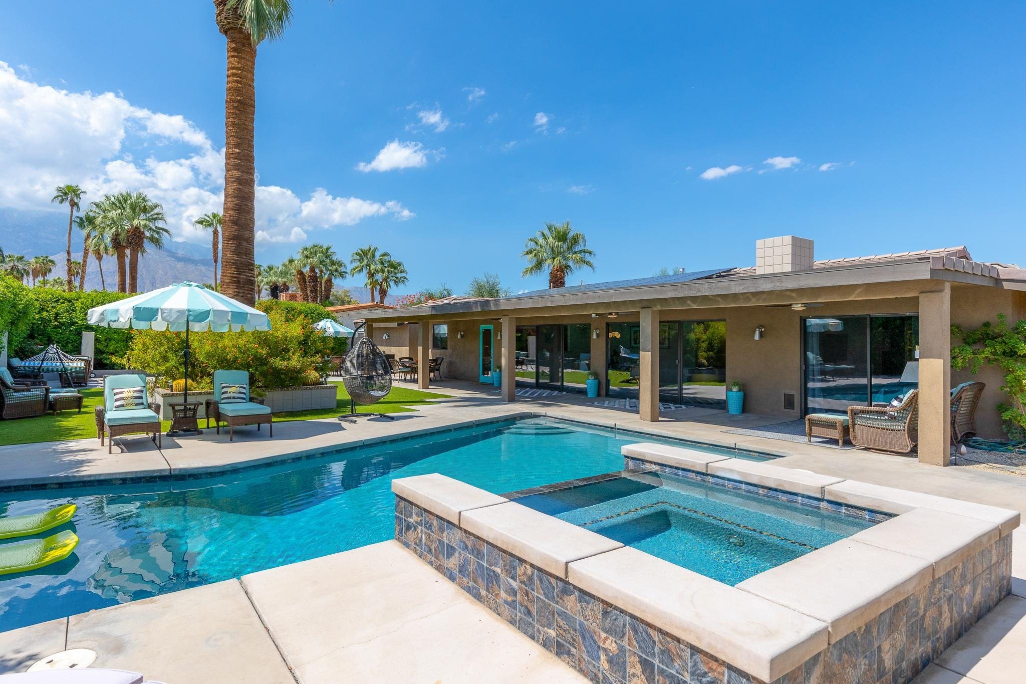 House Cahuilla Cathedral: Luxury 4-Bedroom Apartment with Pool and Hot Tub, Palm Springs