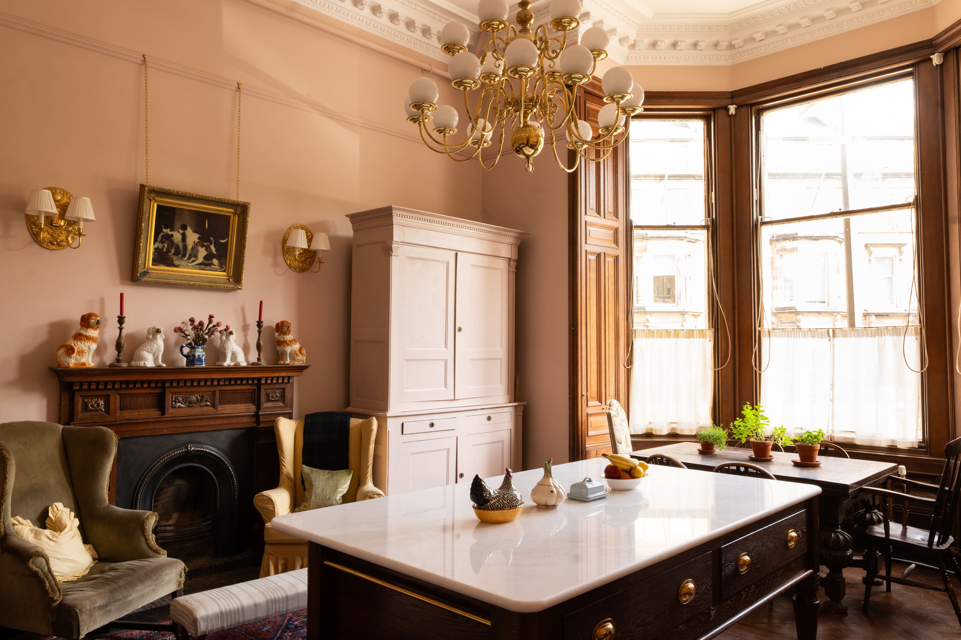 House Calton Edinburgh Edinburgh 2: Elegant 4-Bedroom Apartment with Antique Decor, Edinburgh