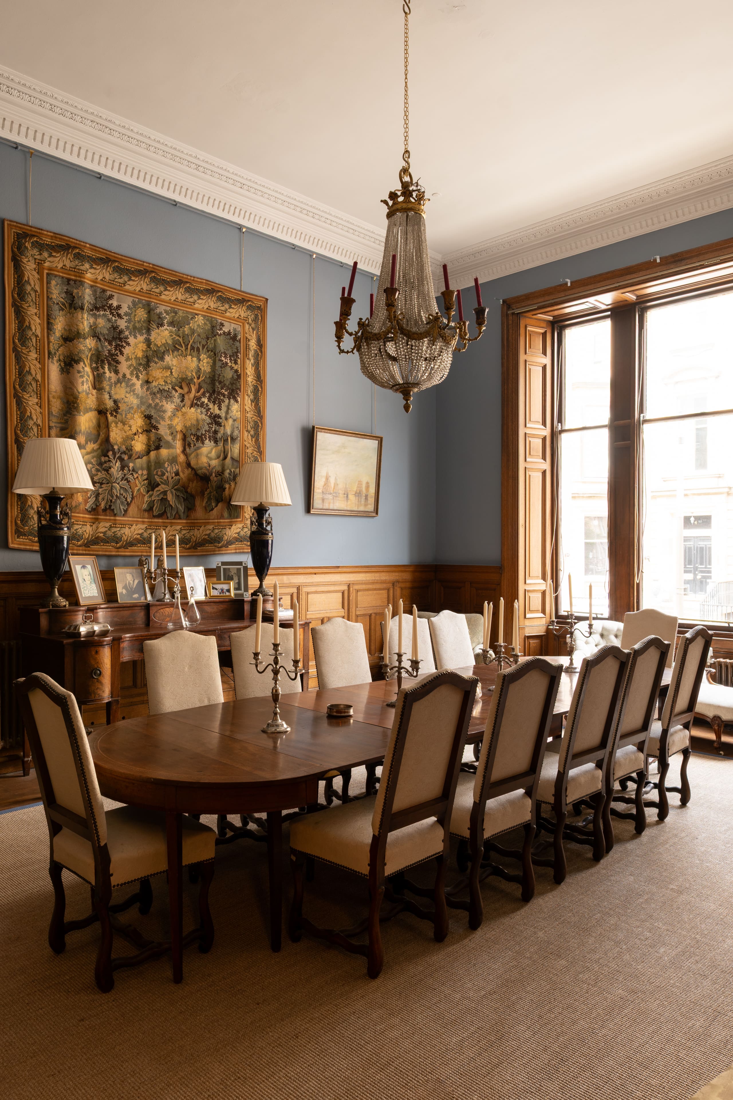 House Calton Edinburgh Edinburgh 2: Elegant 4-Bedroom Apartment with Antique Decor, Edinburgh