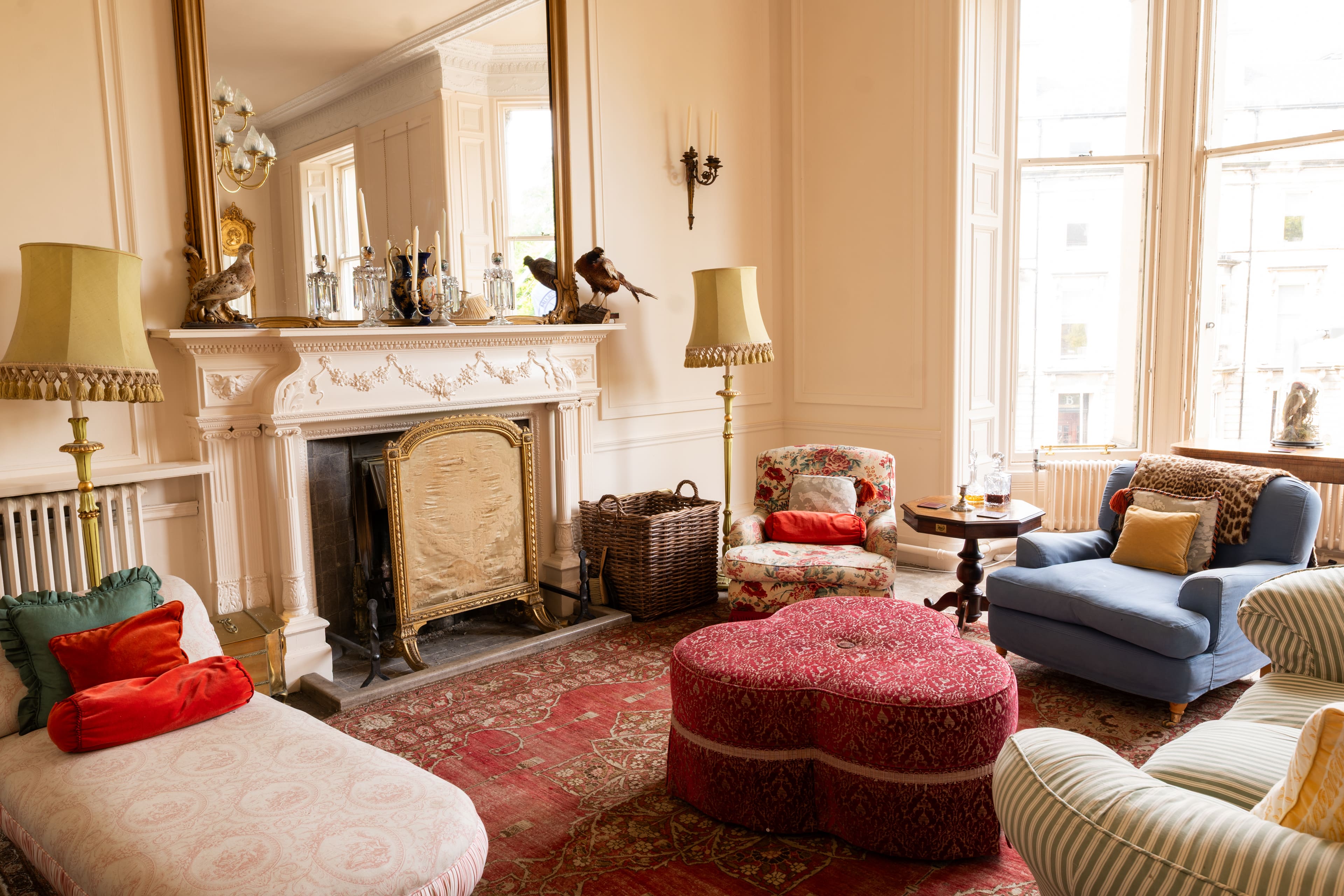 House Calton Edinburgh Edinburgh 2: Elegant 4-Bedroom Apartment with Antique Decor, Edinburgh