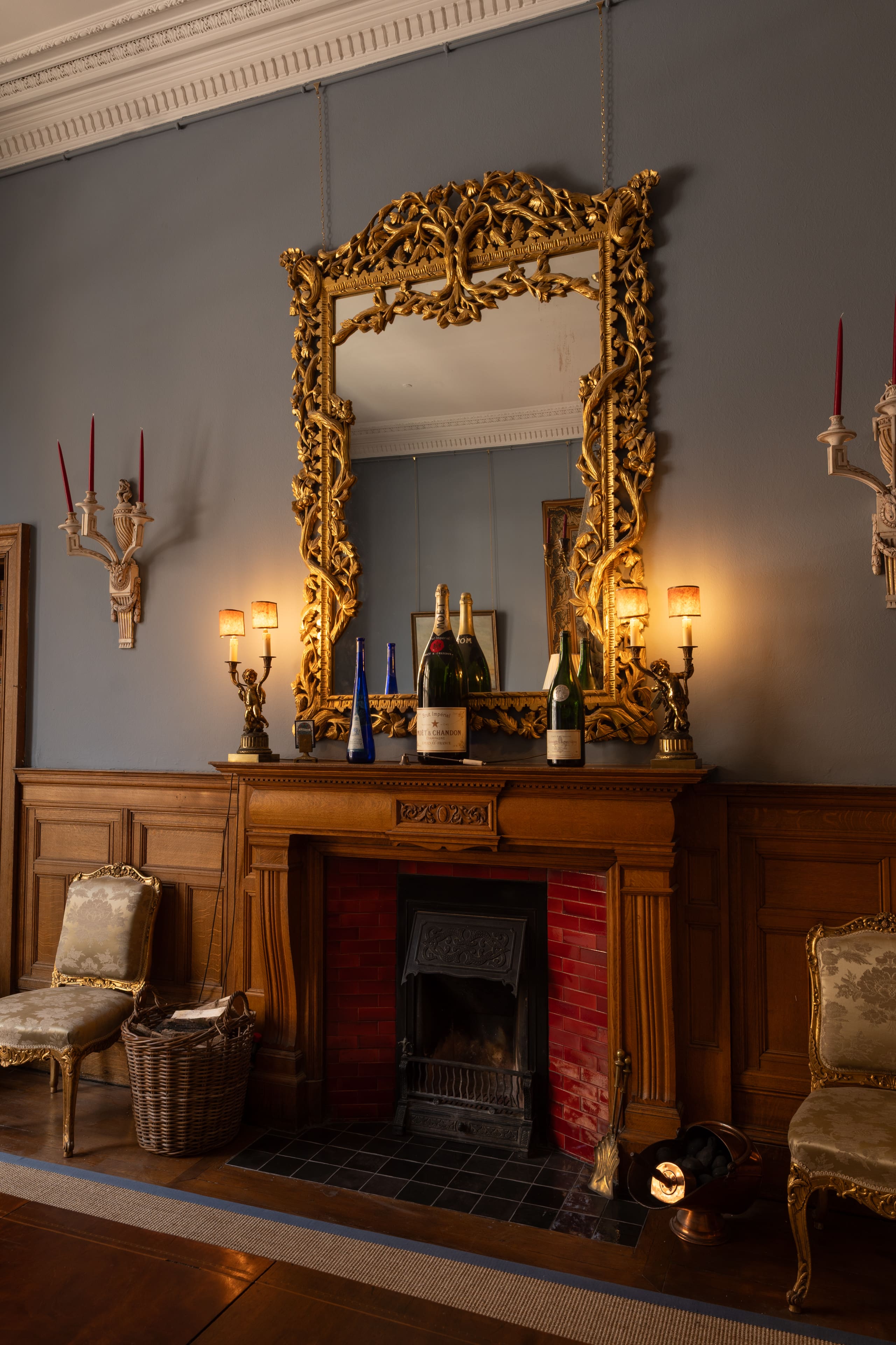 House Calton Edinburgh Edinburgh 2: Elegant 4-Bedroom Apartment with Antique Decor, Edinburgh