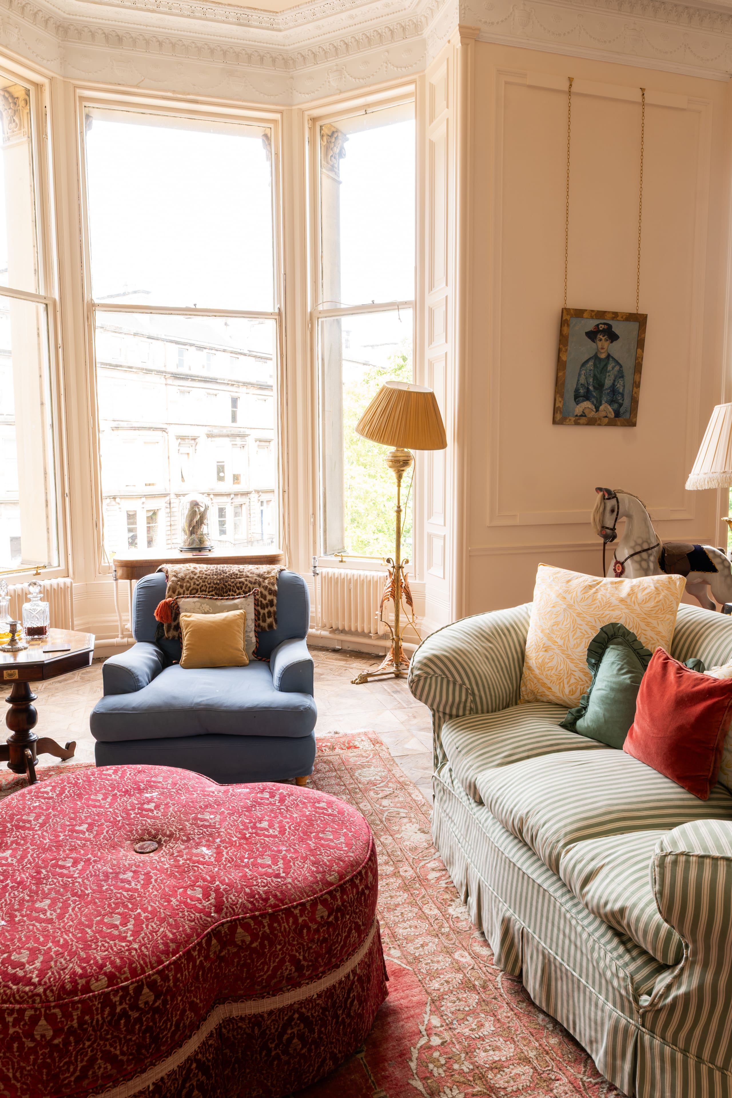 House Calton Edinburgh Edinburgh 2: Elegant 4-Bedroom Apartment with Antique Decor, Edinburgh