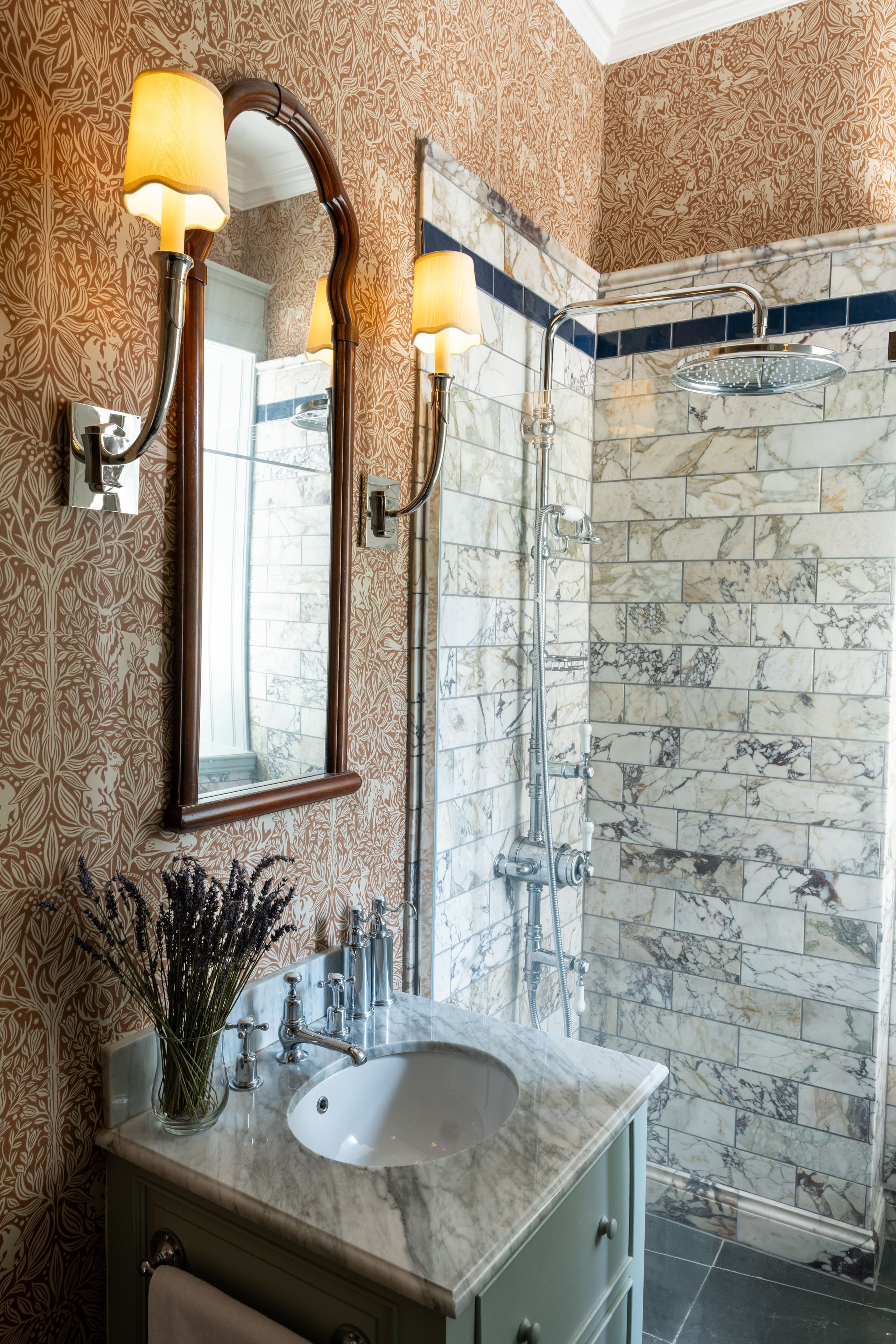 House Calton Edinburgh Edinburgh 2: Elegant 4-Bedroom Apartment with Antique Decor, Edinburgh