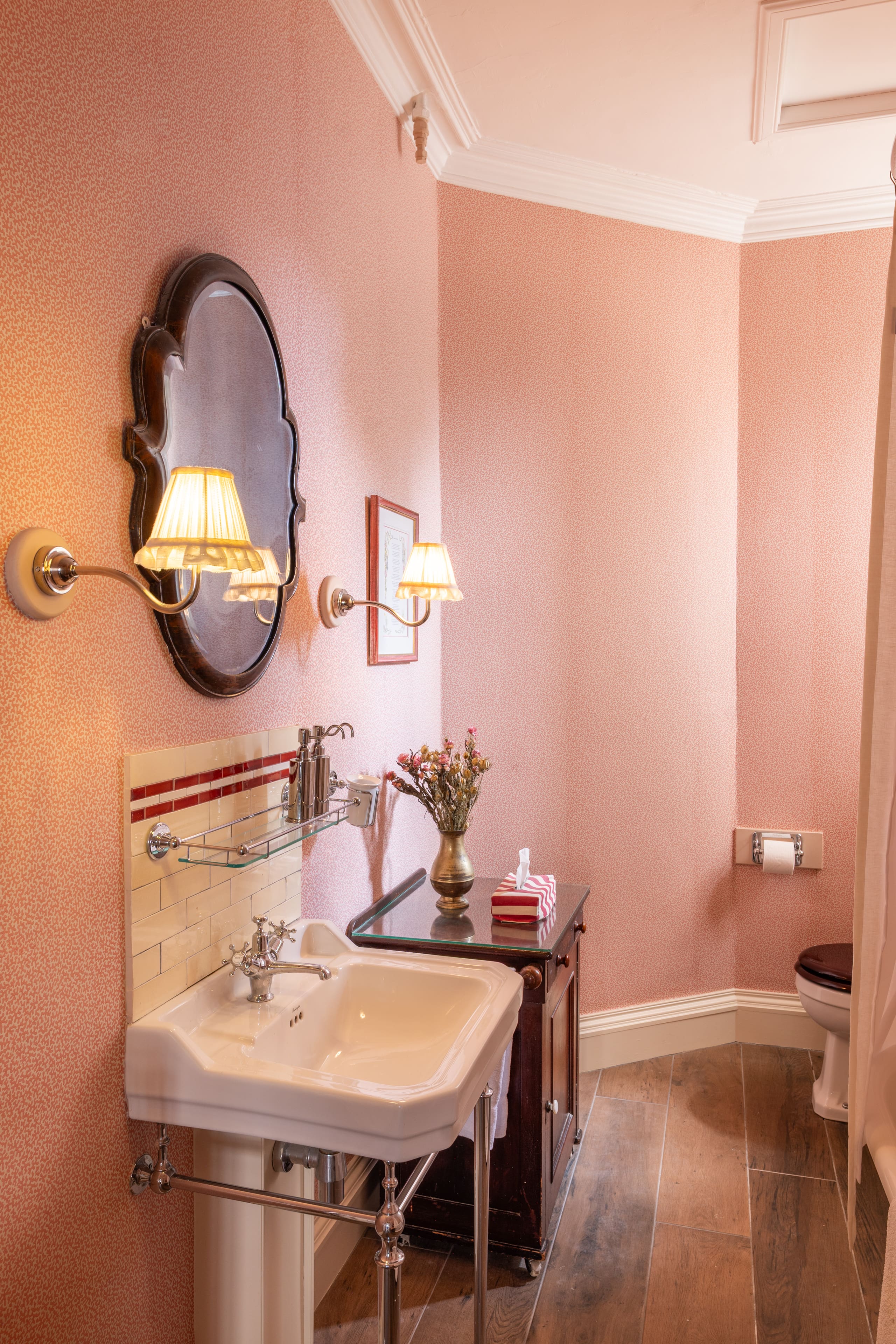 House Calton Edinburgh Edinburgh 2: Elegant 4-Bedroom Apartment with Antique Decor, Edinburgh