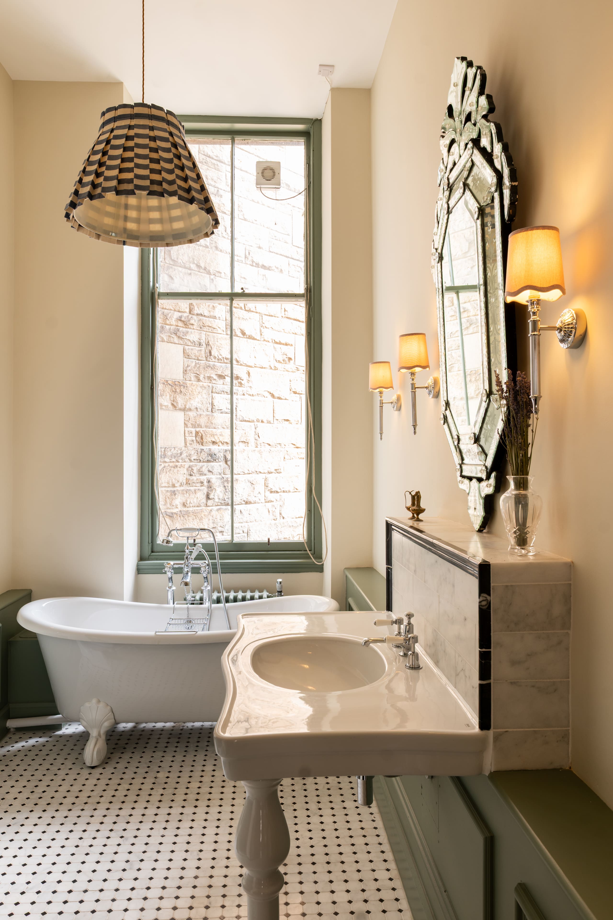 House Calton Edinburgh Edinburgh 2: Elegant 4-Bedroom Apartment with Antique Decor, Edinburgh