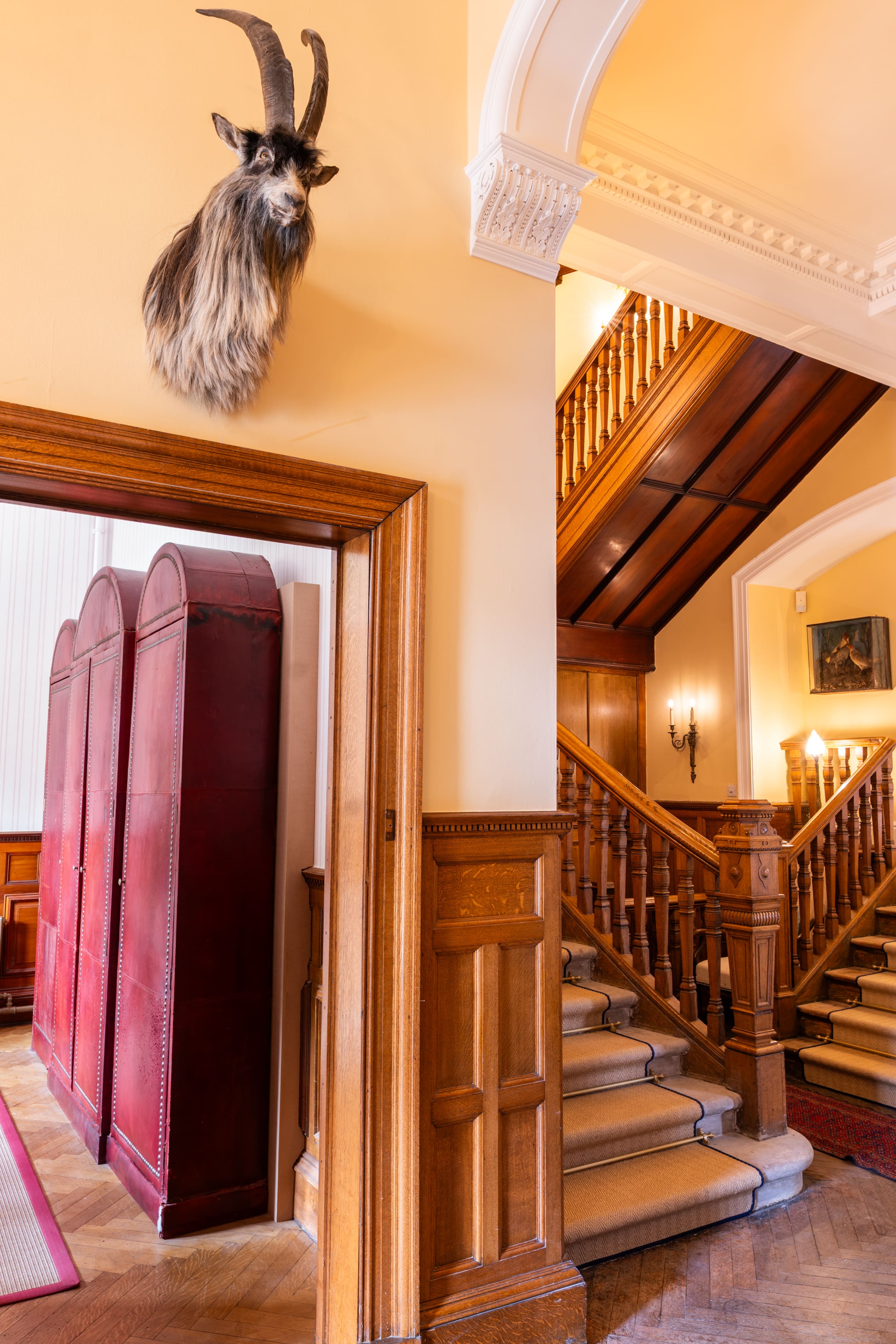 House Calton Edinburgh Edinburgh 2: Elegant 4-Bedroom Apartment with Antique Decor, Edinburgh