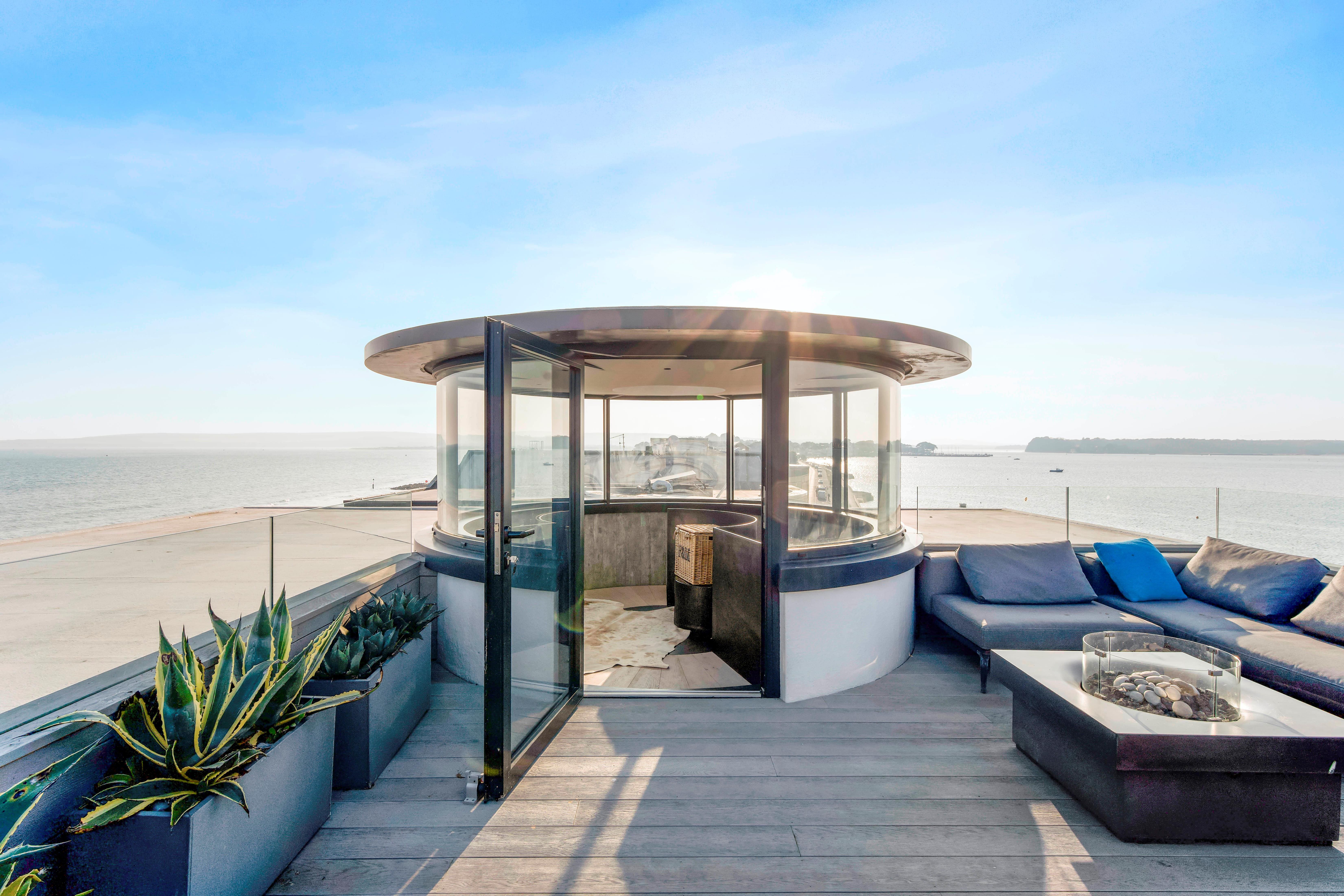 House Canford Cliffs: Luxury 4-Bedroom Beachfront Villa, Dorset