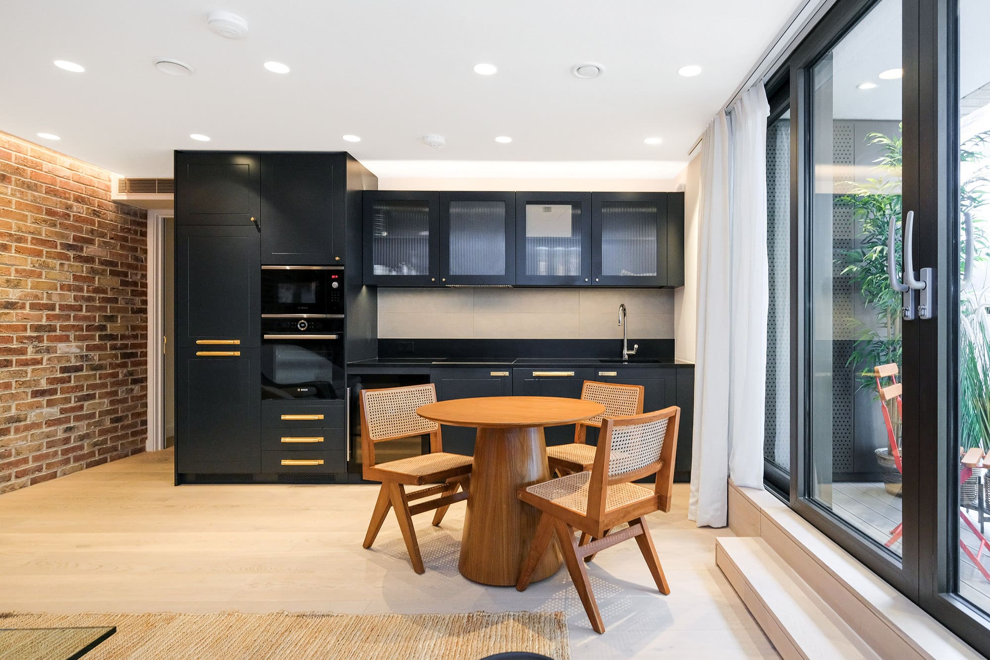 House Carnaby Soho: Chic 2-Bedroom Luxury Apartment with Balcony, Soho