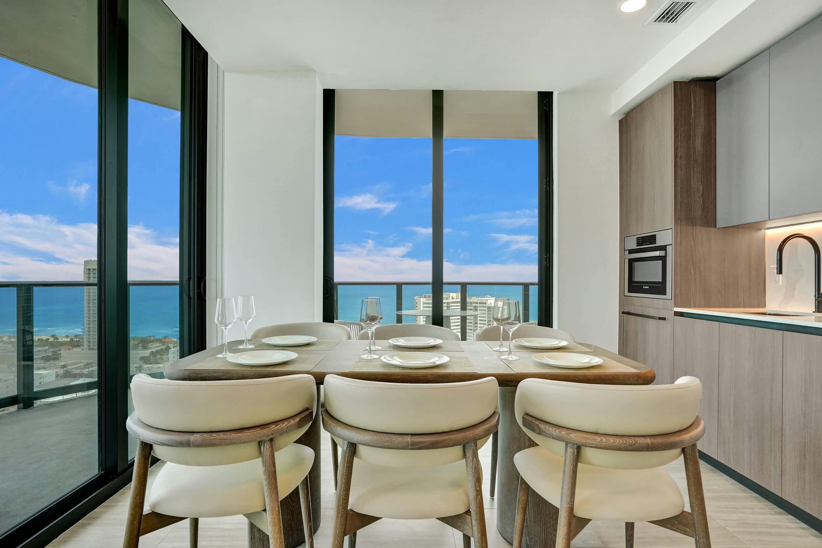 House Casuarina Surfside: Spacious 4-Bedroom Apartment with Ocean Views, Surfside