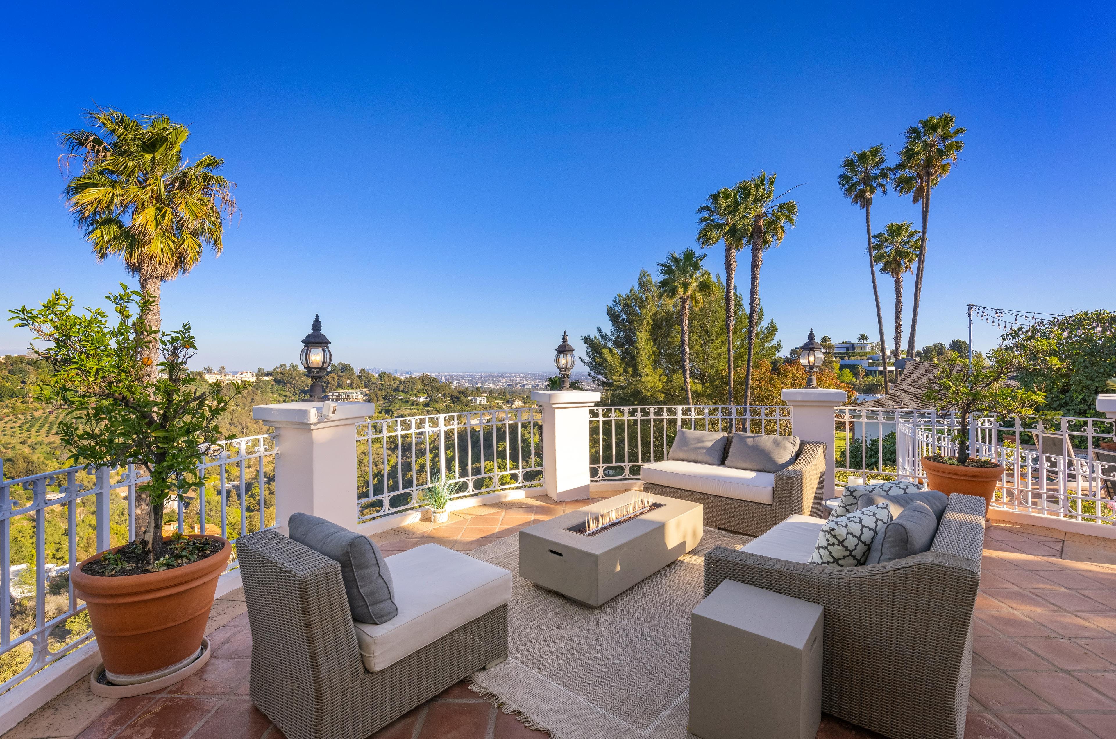 House Chaparral Bel Air: Exquisite 3-Bedroom Apartment with Pool and Views, Bel Air
