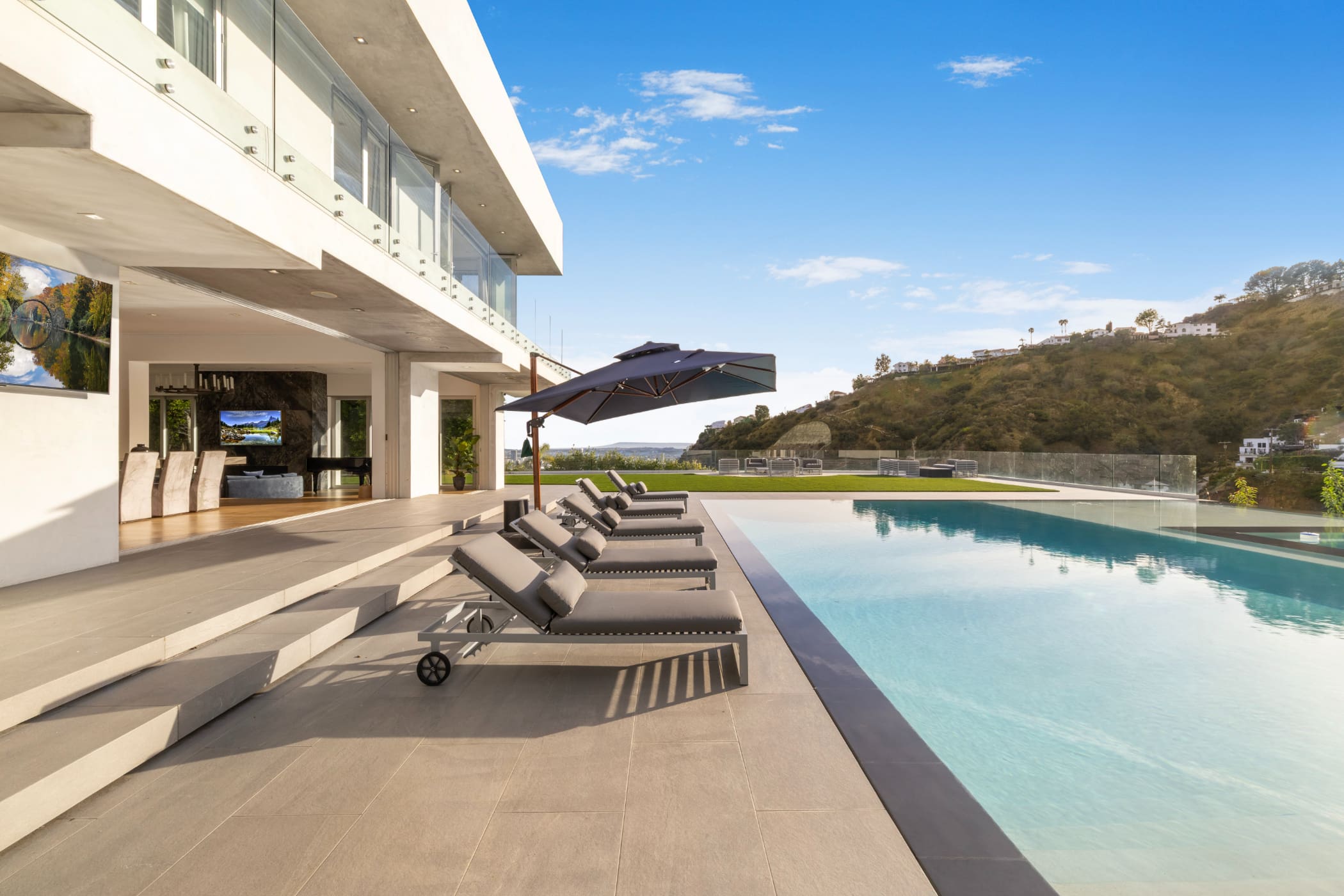 House Chaparral Laurel Canyon: Luxury 5-Bedroom Villa with Infinity Pool, Los Angeles