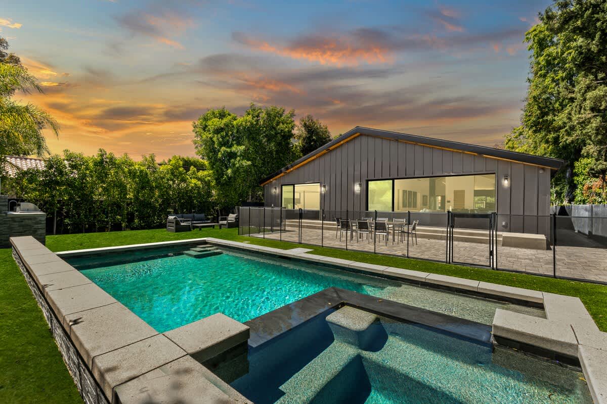 House Chaparral NoHo: Elegant 5-Bedroom House with Pool and Hot Tub, North Hollywood