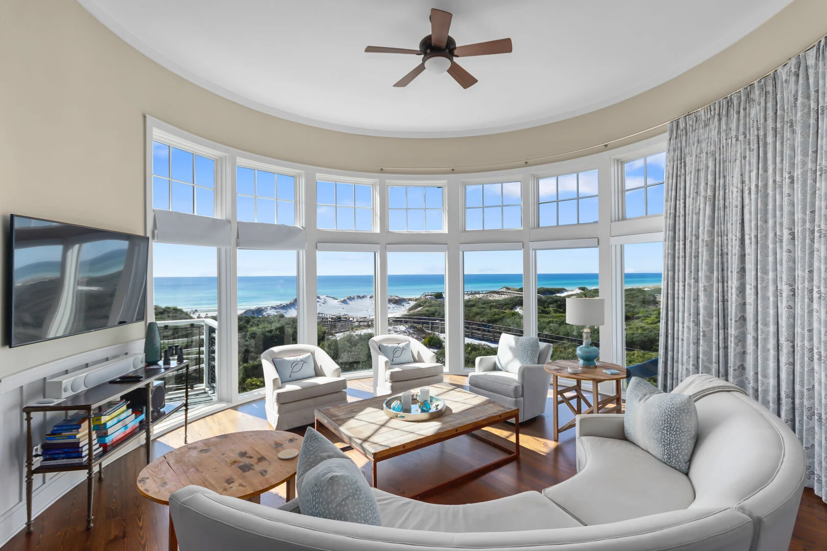 House Choctaw Walton Florida: Luxury 3-Bedroom Beachfront Apartment with Stunning Seaviews, Walton County