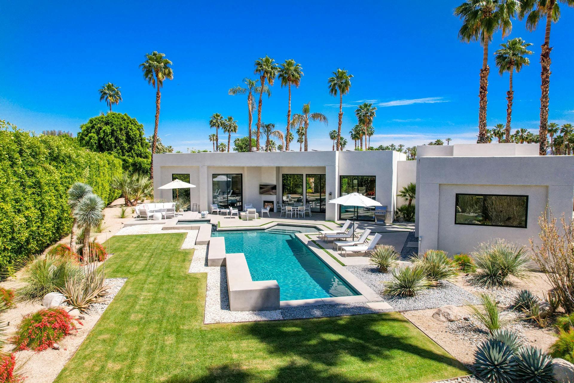 House Cholla Cathedral: Luxury 4-Bedroom Villa with Pool and Mountain Views, Cathedral City