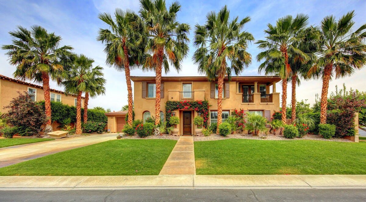 House Coachella Indio: Luxury 6-Bedroom Apartment with Pool and Hot Tub, Indio