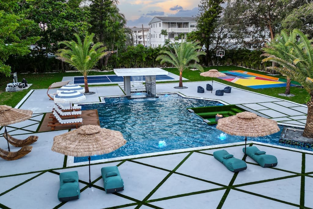 House Cocoplum Surfside Surfside: Spacious 5-Bedroom Villa with Pool and Seaview, Surfside