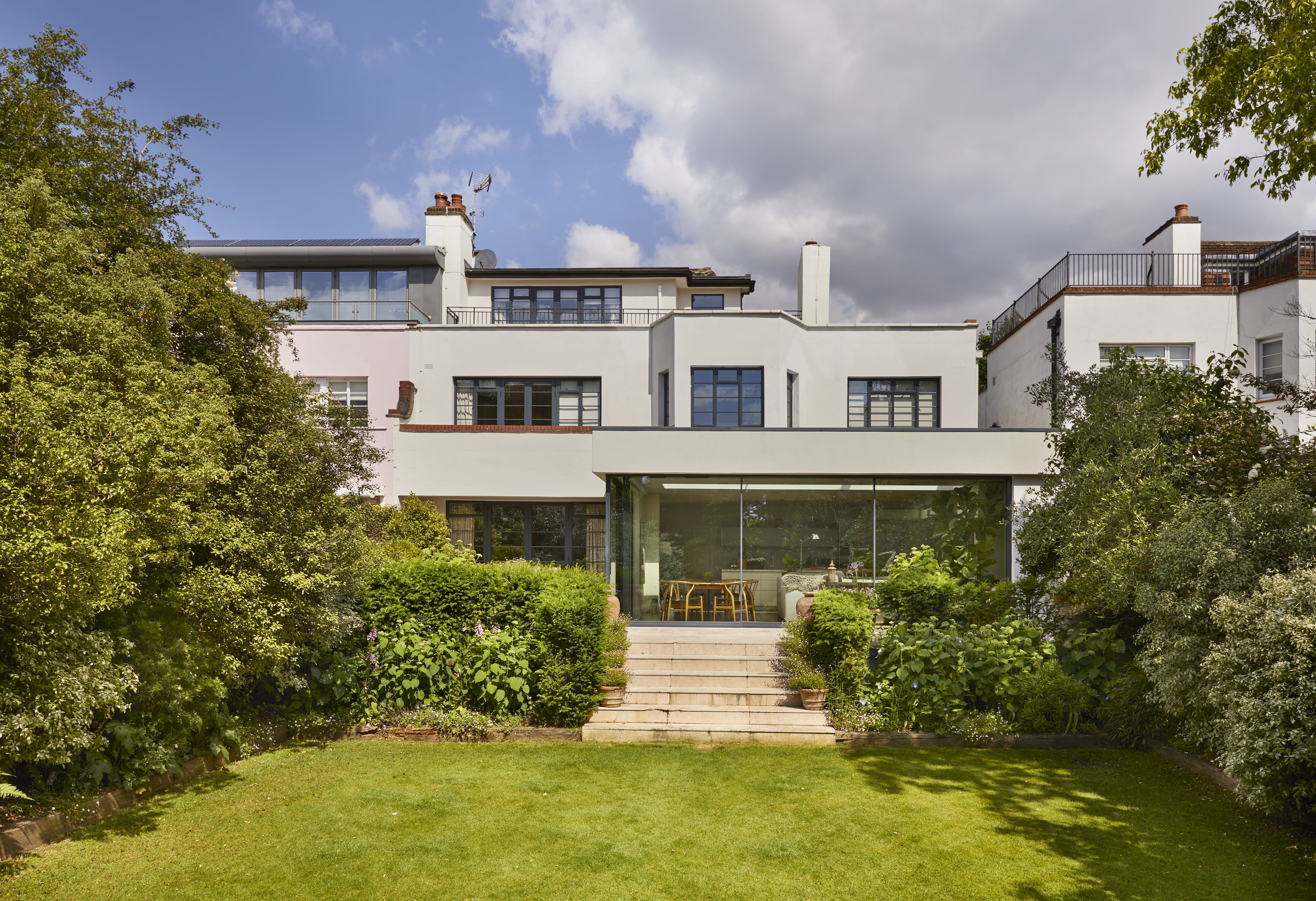 House Commons Wandsworth: Spacious 5-Bedroom Apartment with Expansive Garden, Wandsworth