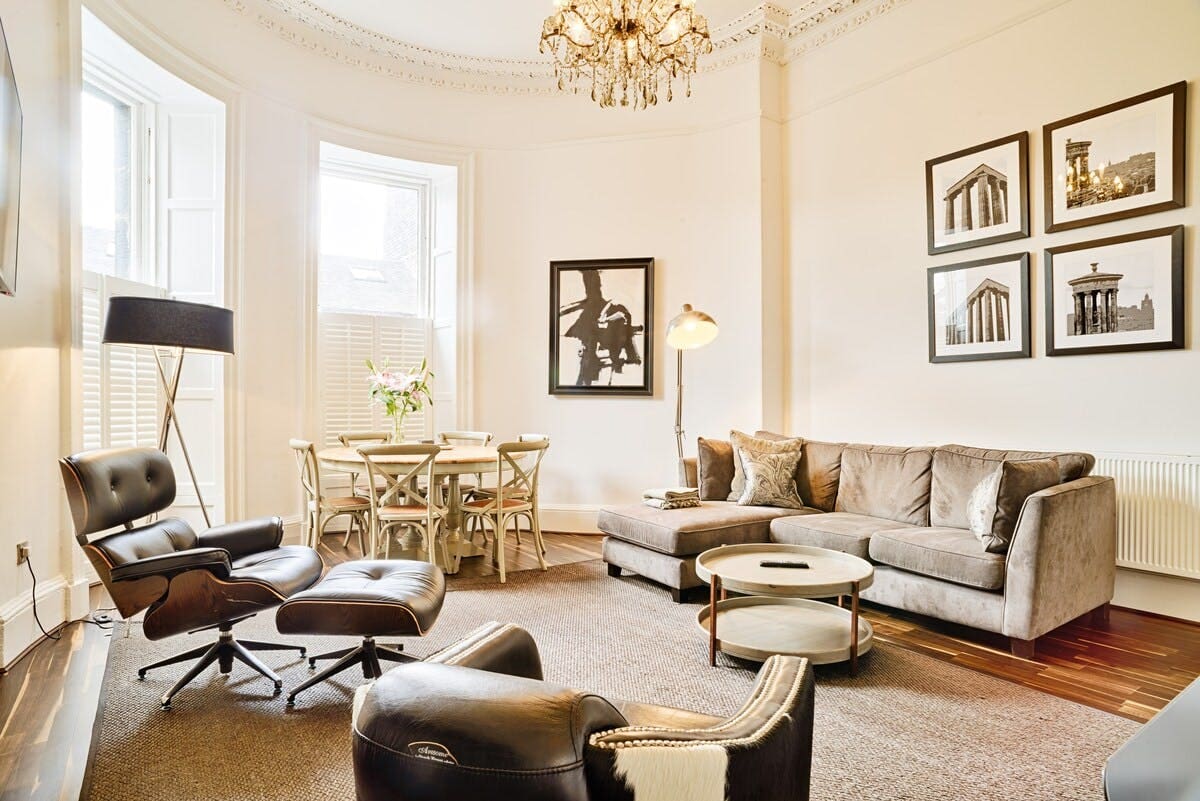 House Connery Edinburgh: Luxurious 3-Bedroom Apartment with Historic Charm, Edinburgh New Town