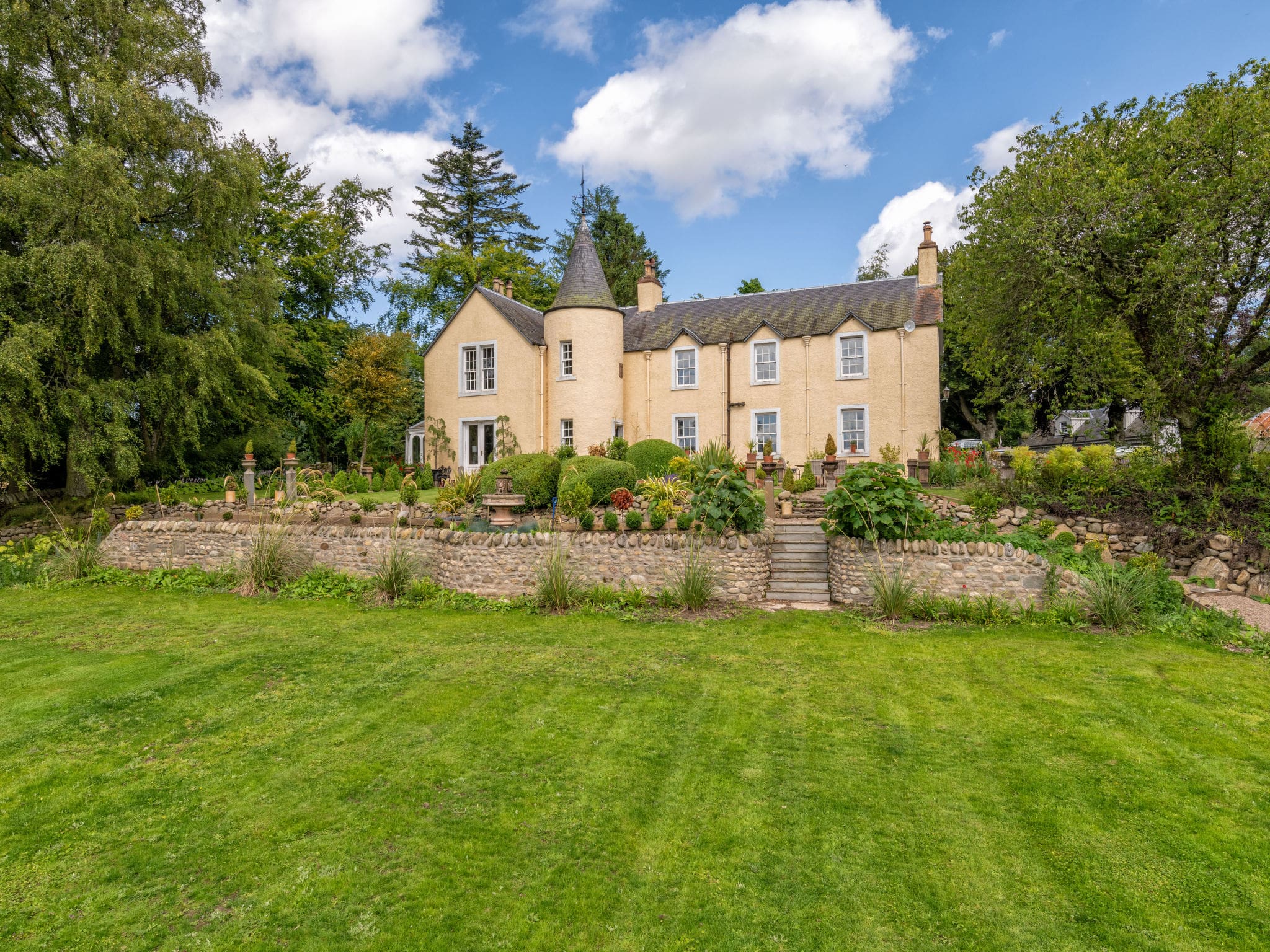 House Corrie Kirriemuir: Luxury 5-Bedroom Country House with Private Woodlands in Scottish Angus Glens
