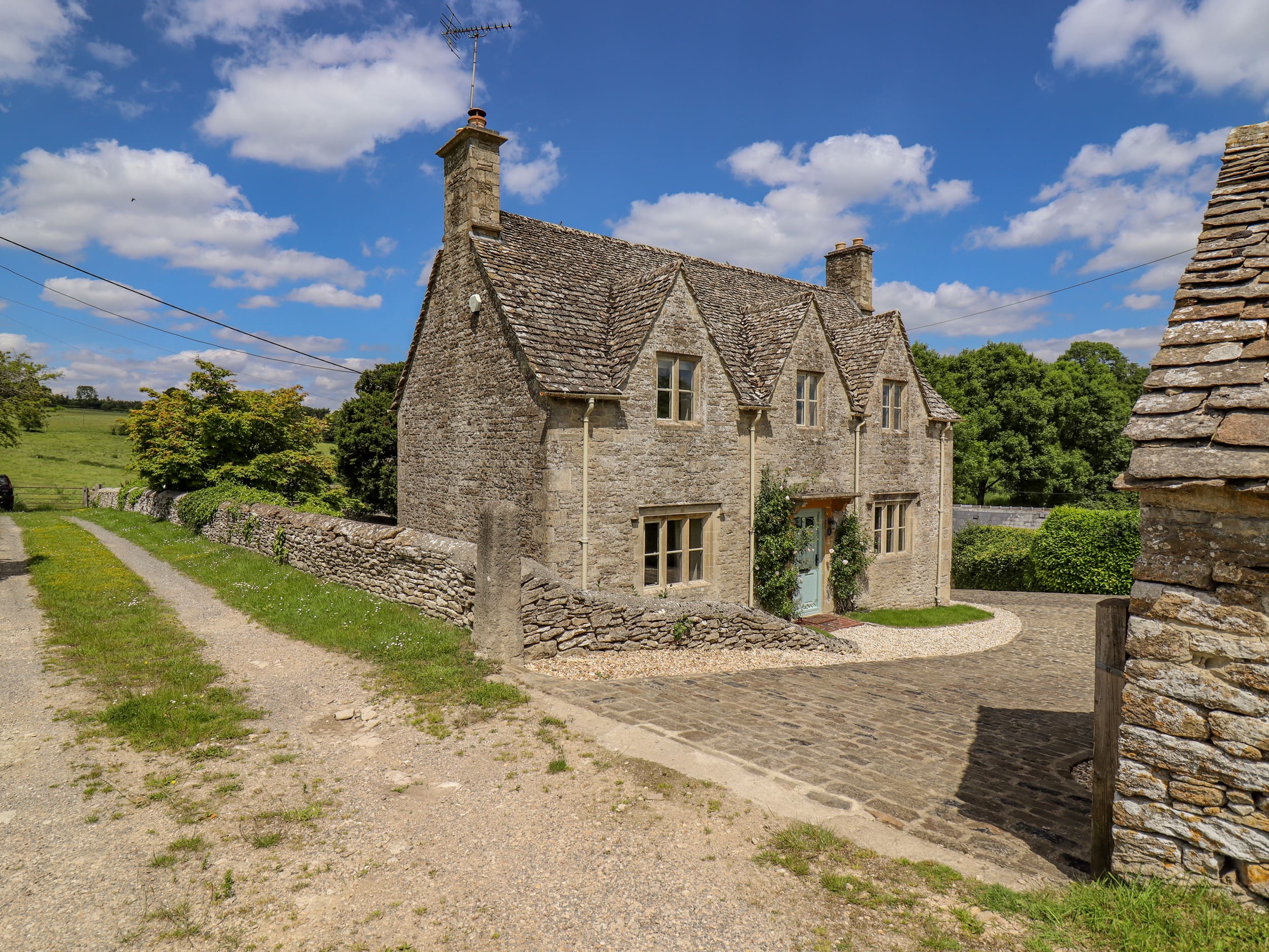 House Cotswold Northleach: Charming 2-Bedroom Holiday Cottage with Garden Views, Gloucestershire