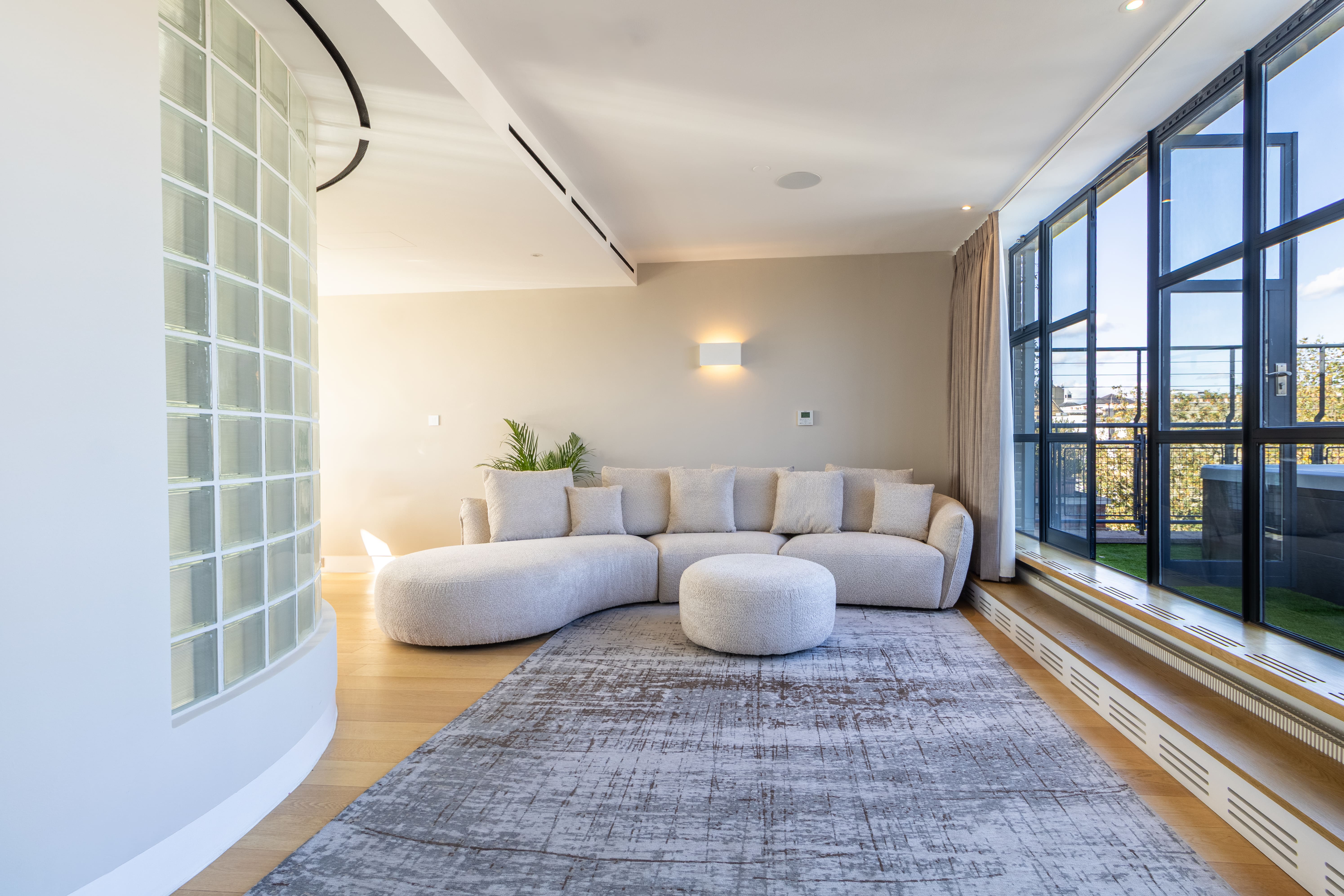 House Court Sycamore: Luxury 4-Bedroom Apartment with Hot Tub, Earl’s Court