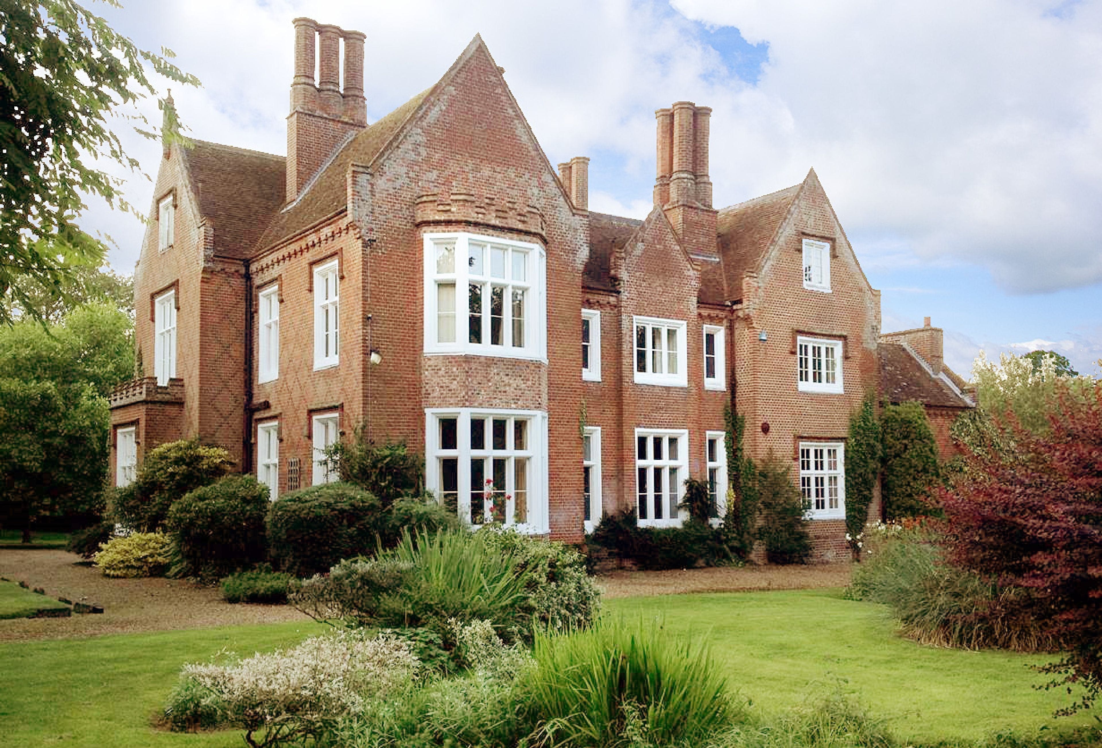 House Cowper Norfolk: Spacious 7-Bedroom Apartment with Tennis Court, Norfolk