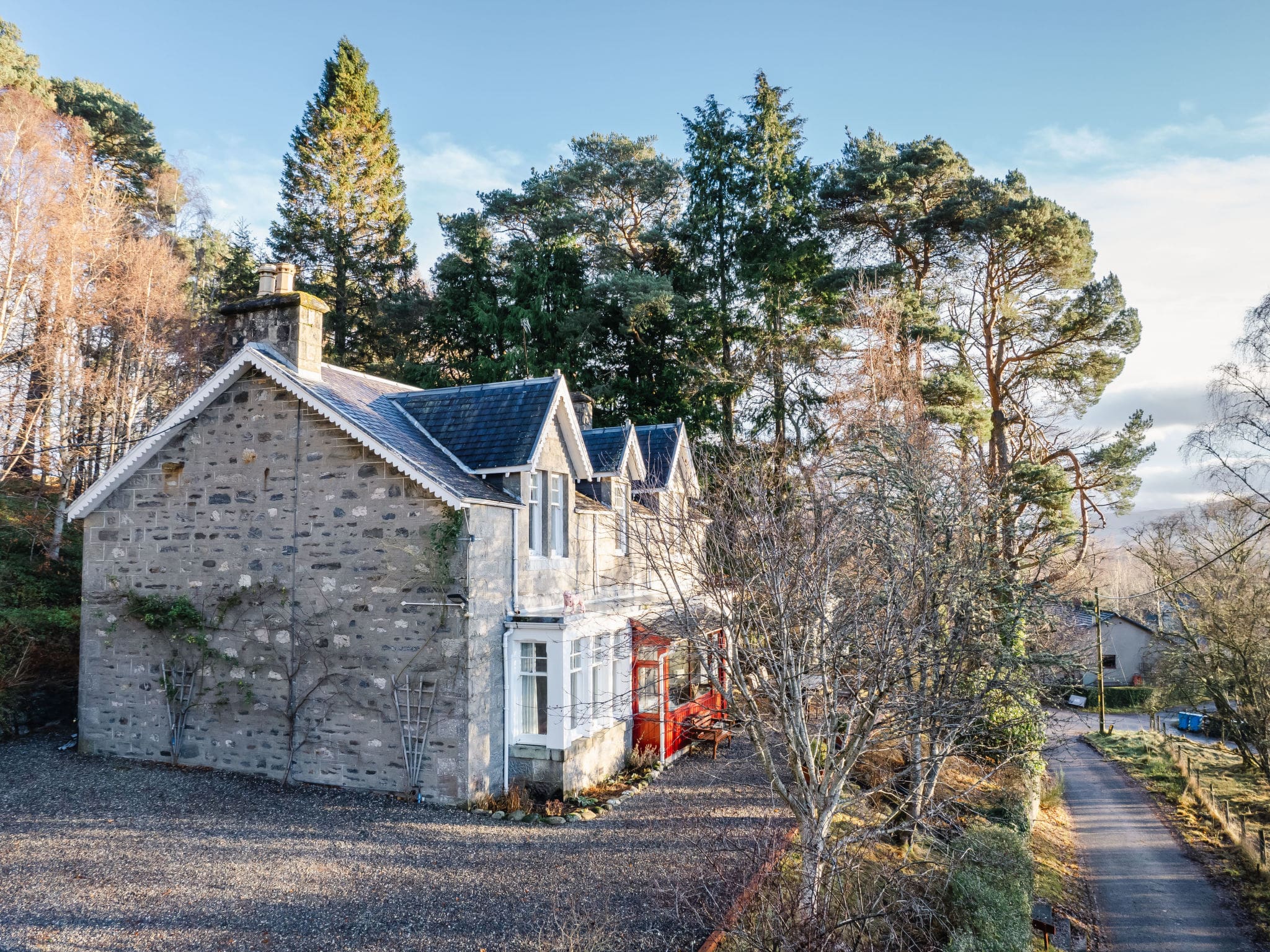House Creagan Newtonmore: Spacious 6-Bedroom Scottish Highland House with Garden and Mountain Access for Groups of 10