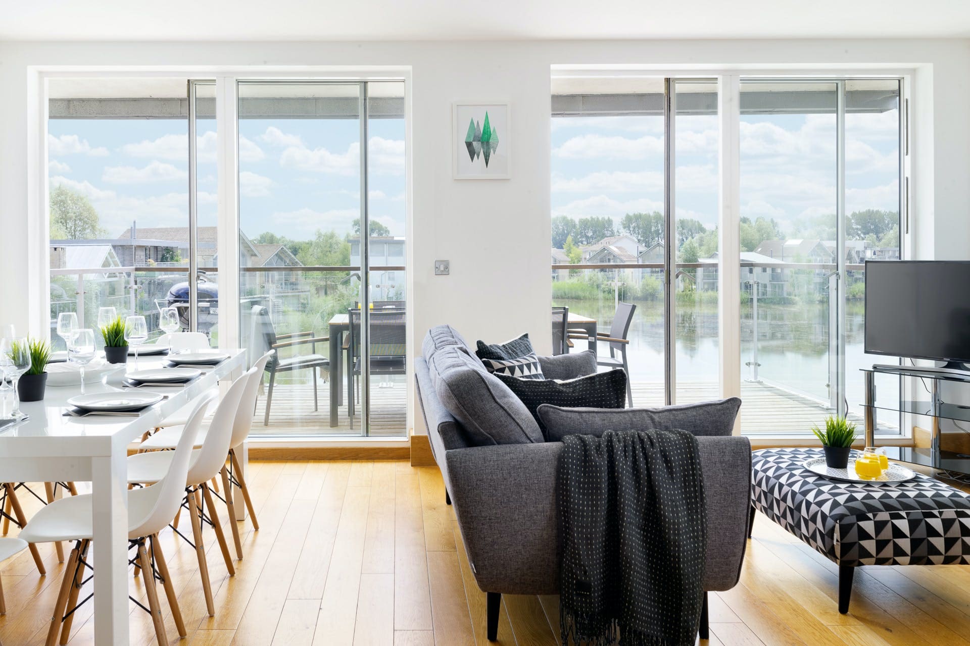 House Cricklade Glen: Elegant 4-Bedroom Apartment with Lake Views and Spa Access, Cricklade