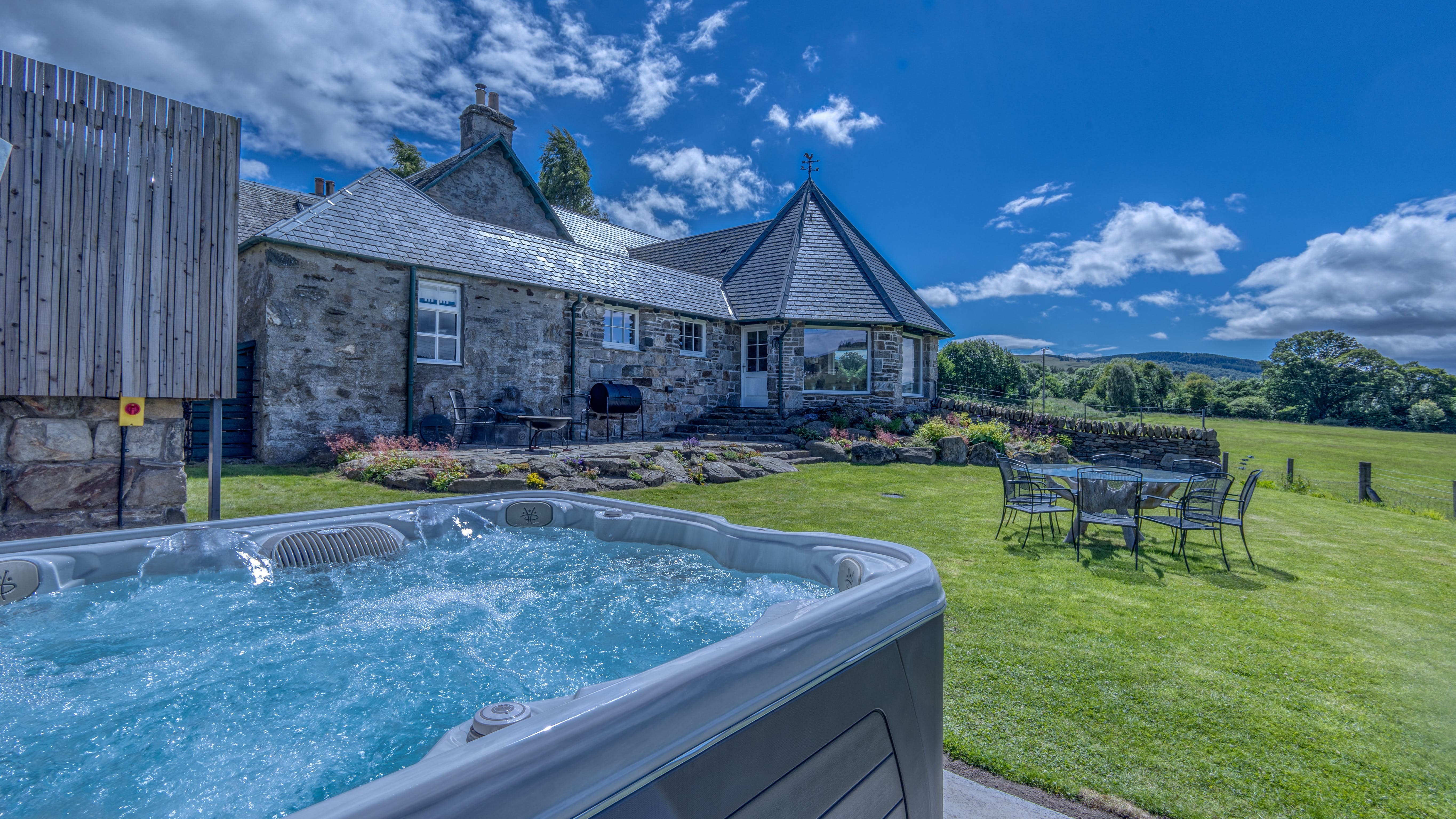 House Crieff Perth: Spacious 5-Bedroom Apartment with Hot Tub, Perth and Kinross