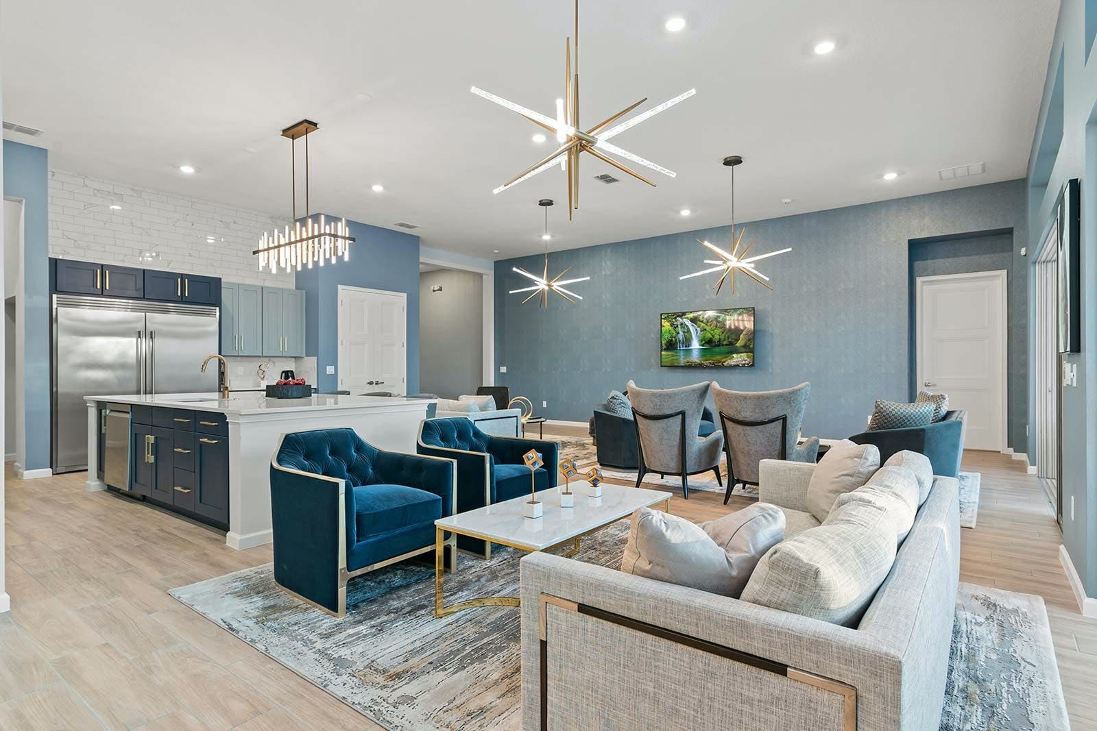 House Cypress Davenport: Luxury 12-Bedroom Apartment with Pool and Gym, Polk County