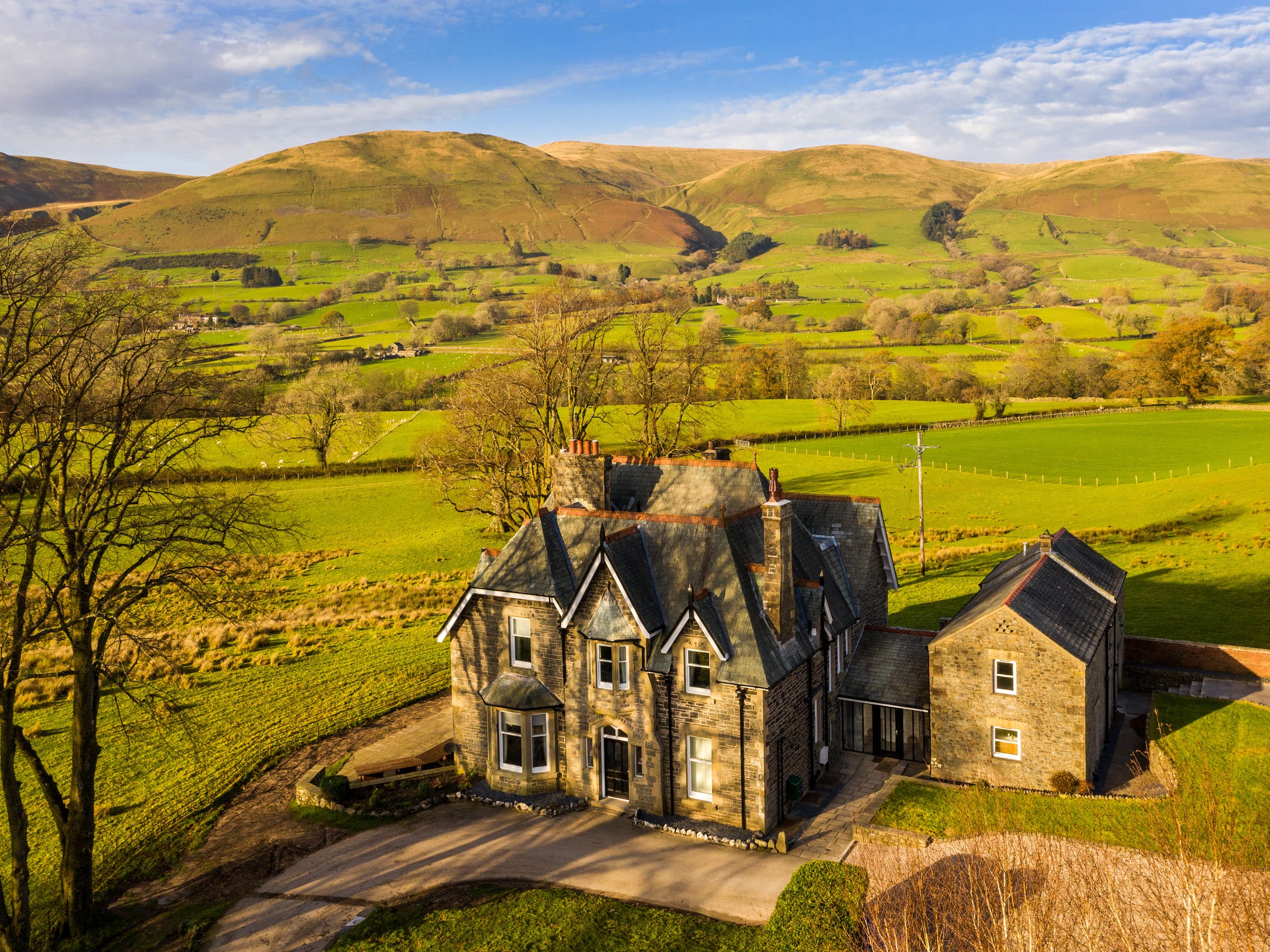 House Dent Sedbergh: Luxury 11-Bedroom House with Hot Tubs and Lake, Yorkshire Dales