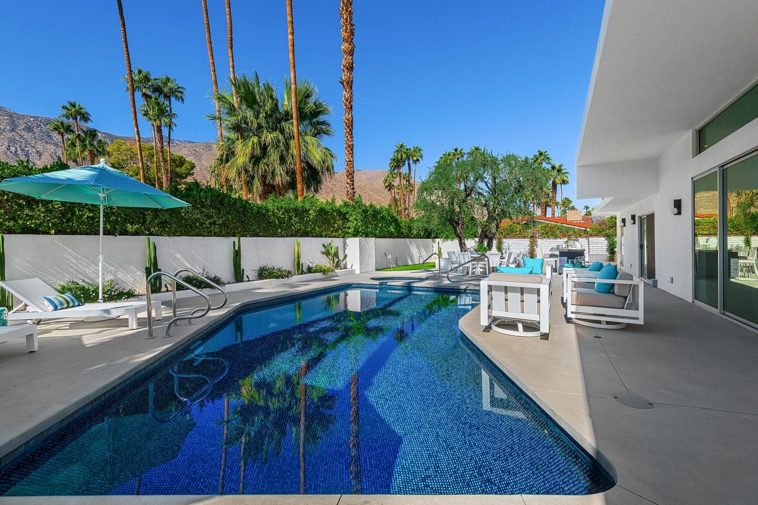 House Desert Cathedral Cathedral City 2: Luxury 4-Bedroom Apartment with Pool and City Views, Palm Springs