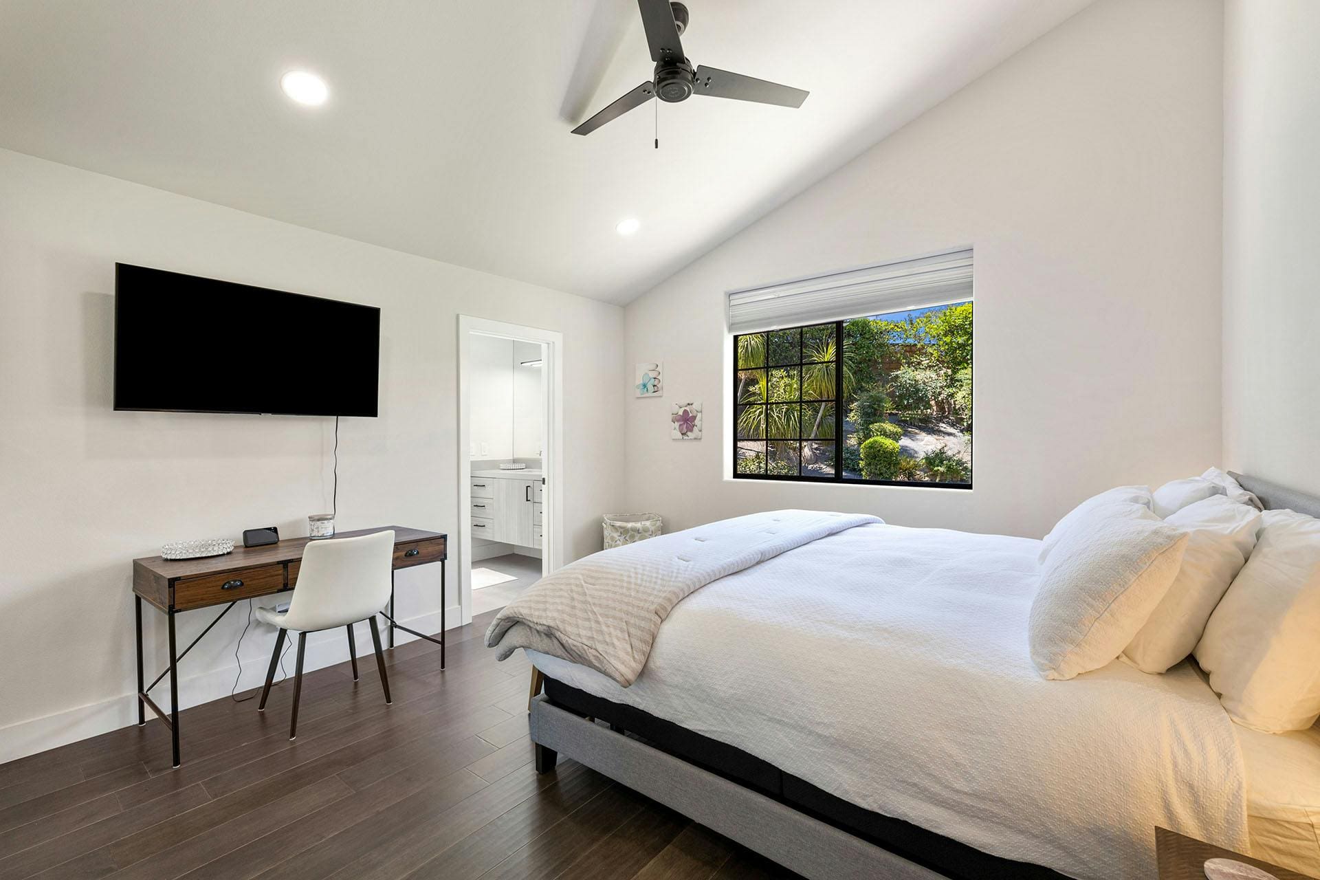 House Desert Flora: Luxury 3-Bedroom House with Resort-Style Pool, Palm Desert