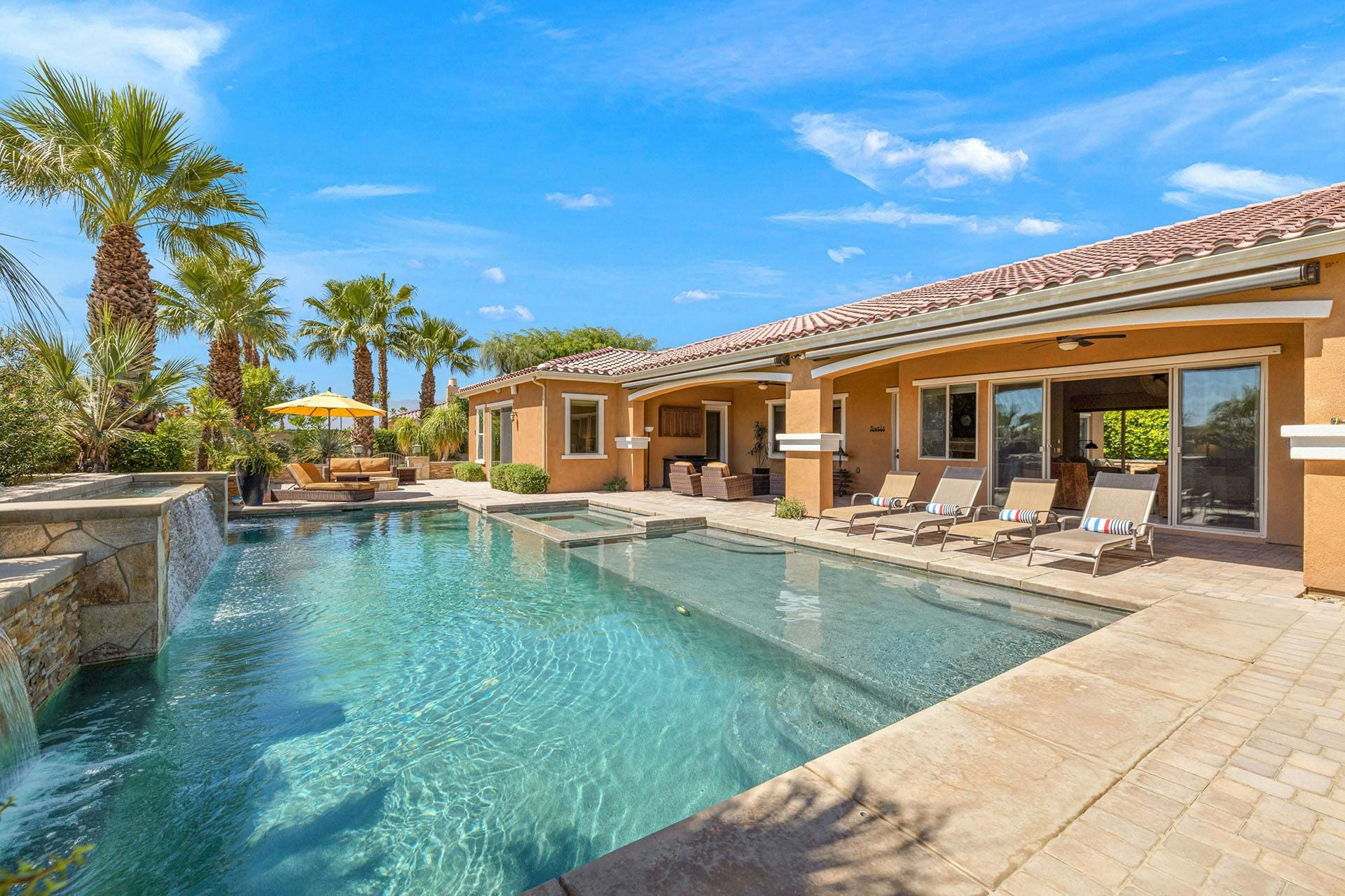 House Desert Indio: Spacious 5-Bedroom Villa with Dual Pools, Indio