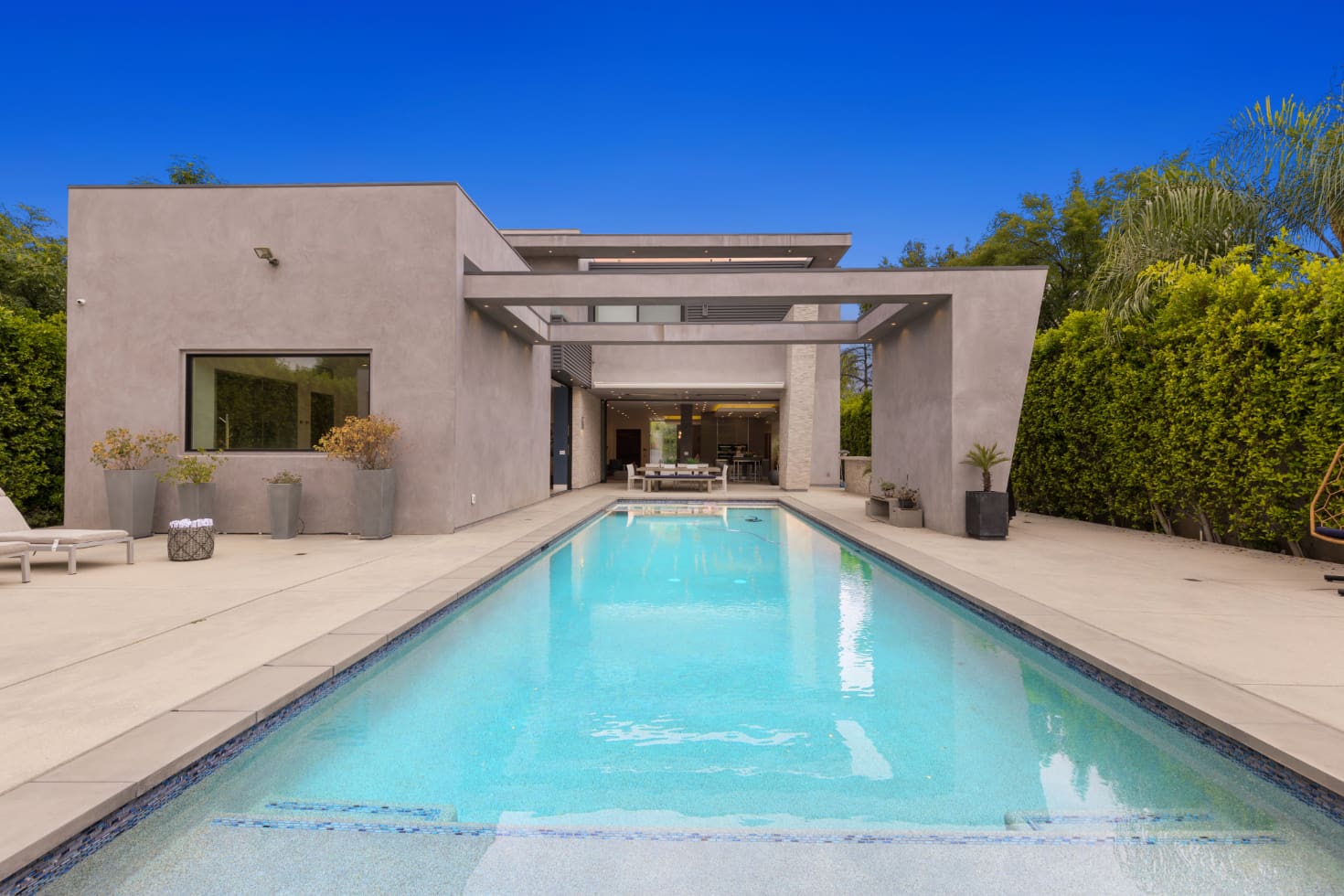House Encino Bloom: Luxury 5-Bedroom Apartment with Swimming Pool, Encino Los Angeles