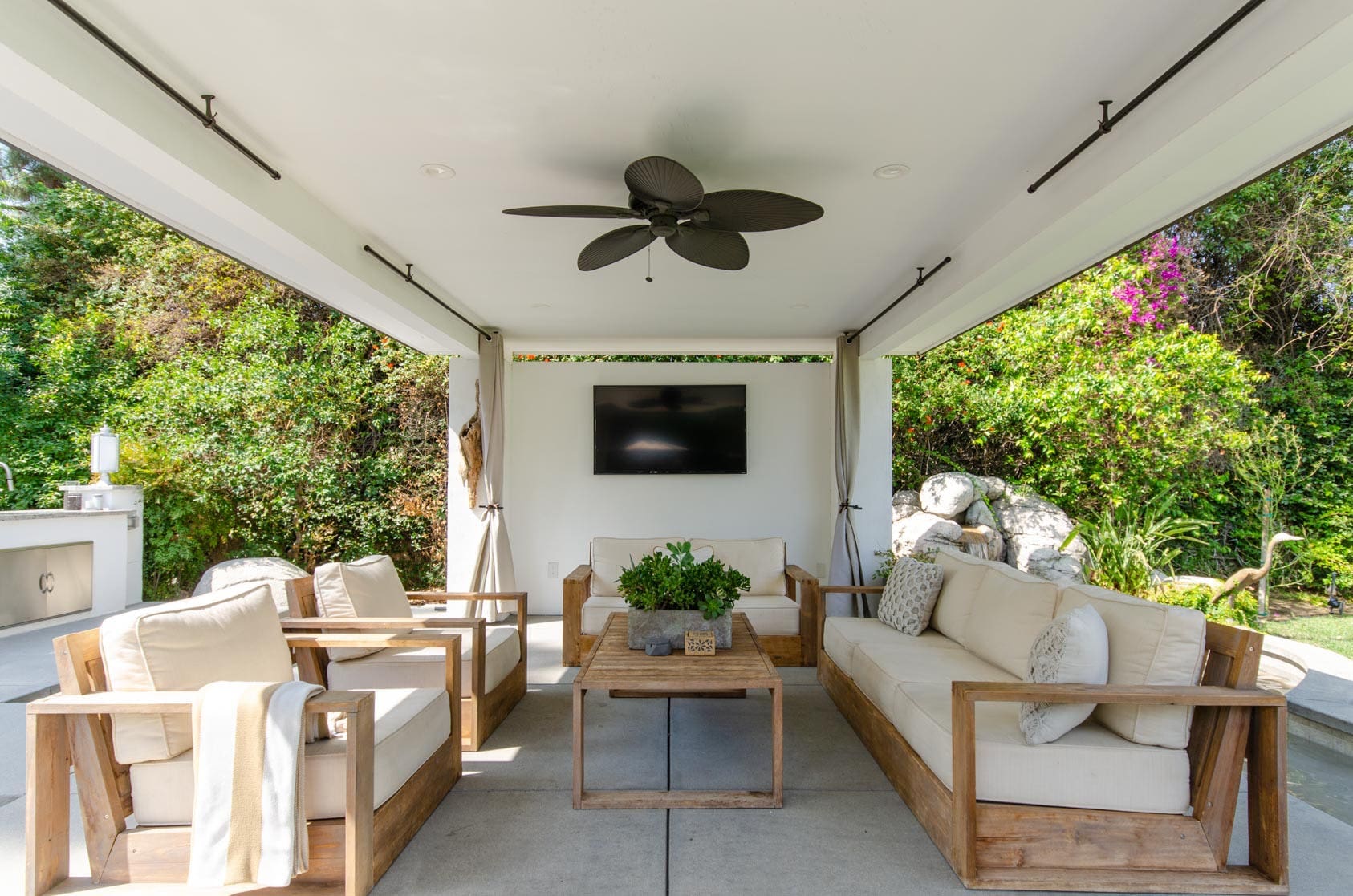 House Encino Northridge: Luxury 5-Bedroom Villa with Pool and Hot Tub, Los Angeles