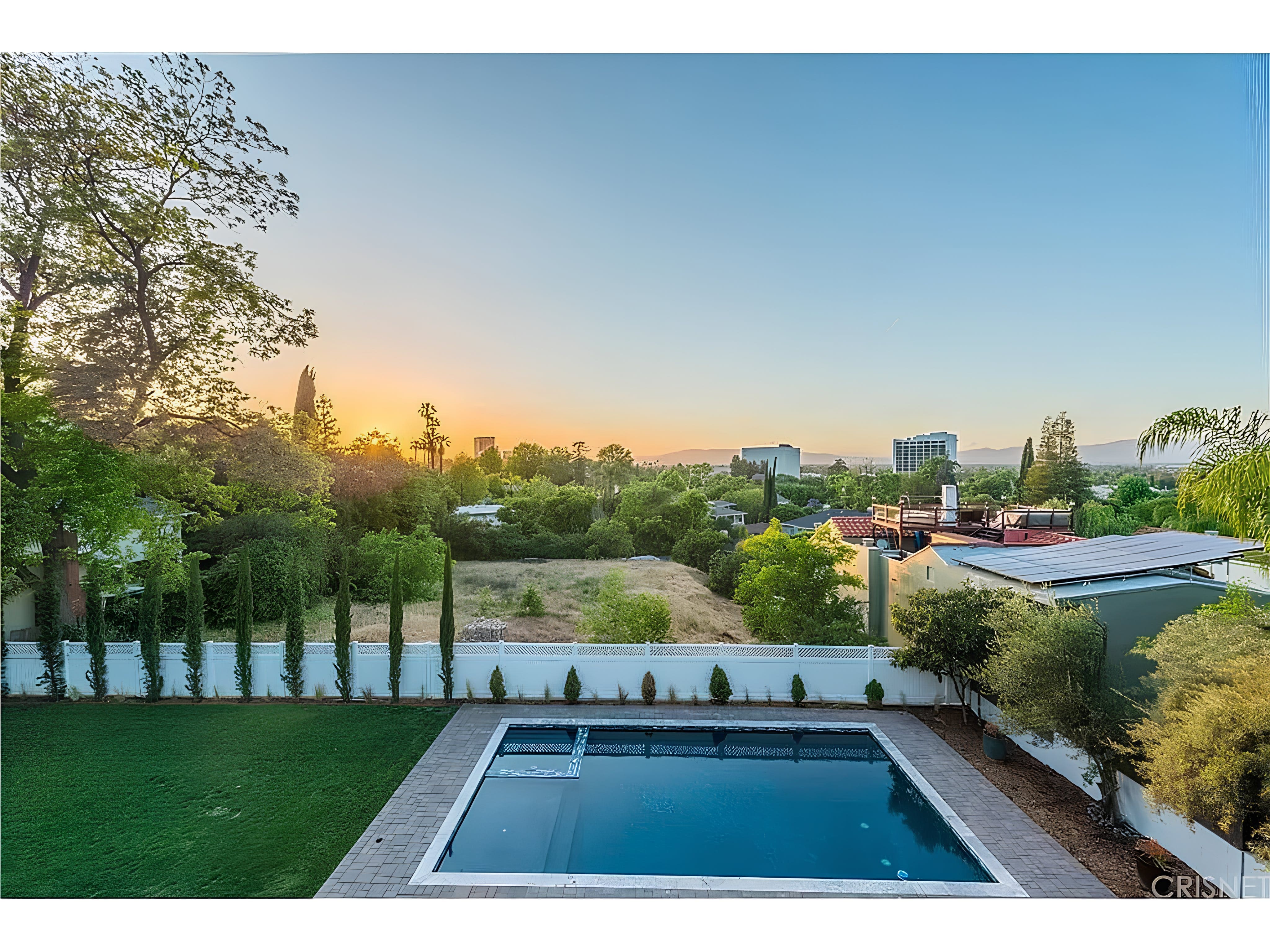 House Encino Sherman: Spacious 6-Bedroom Luxury Apartment with Pool and BBQ, Sherman Oaks