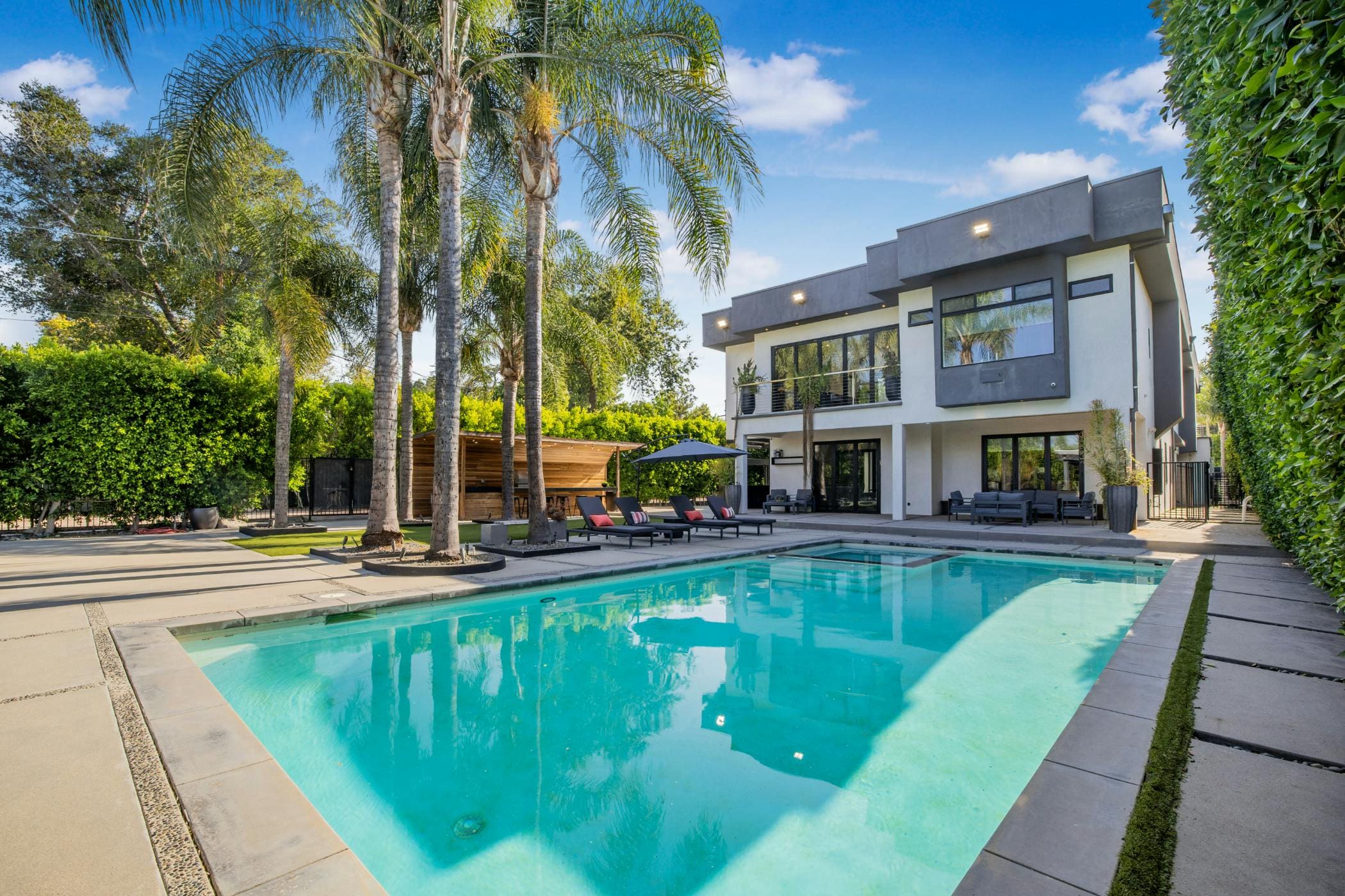 House Encino Vista: Spacious 7-Bedroom Villa with Sauna and Pool, Encino