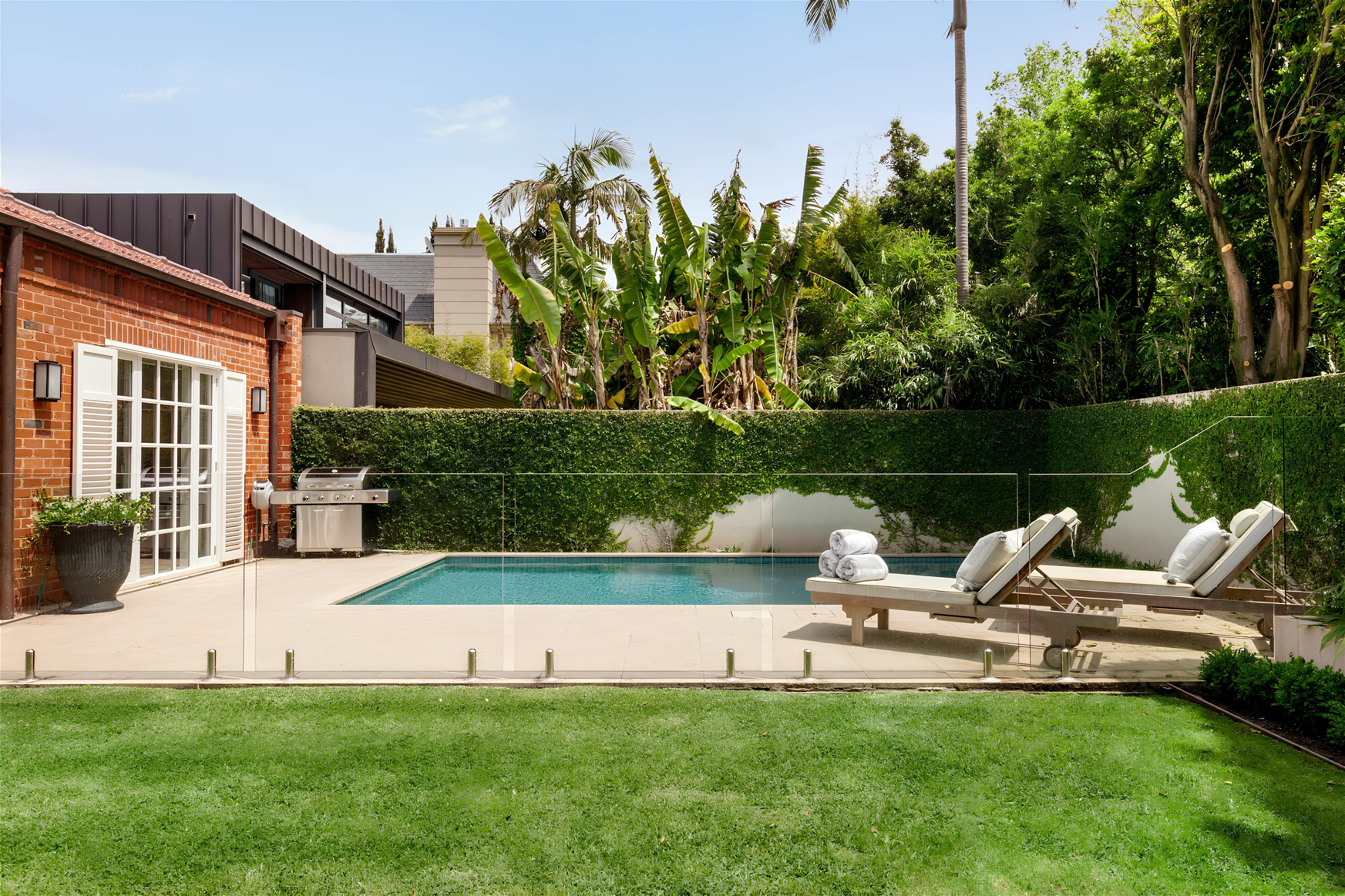 House Eucalyptus Toorak: Luxury 4-Bedroom Villa with Pool and BBQ, Victoria