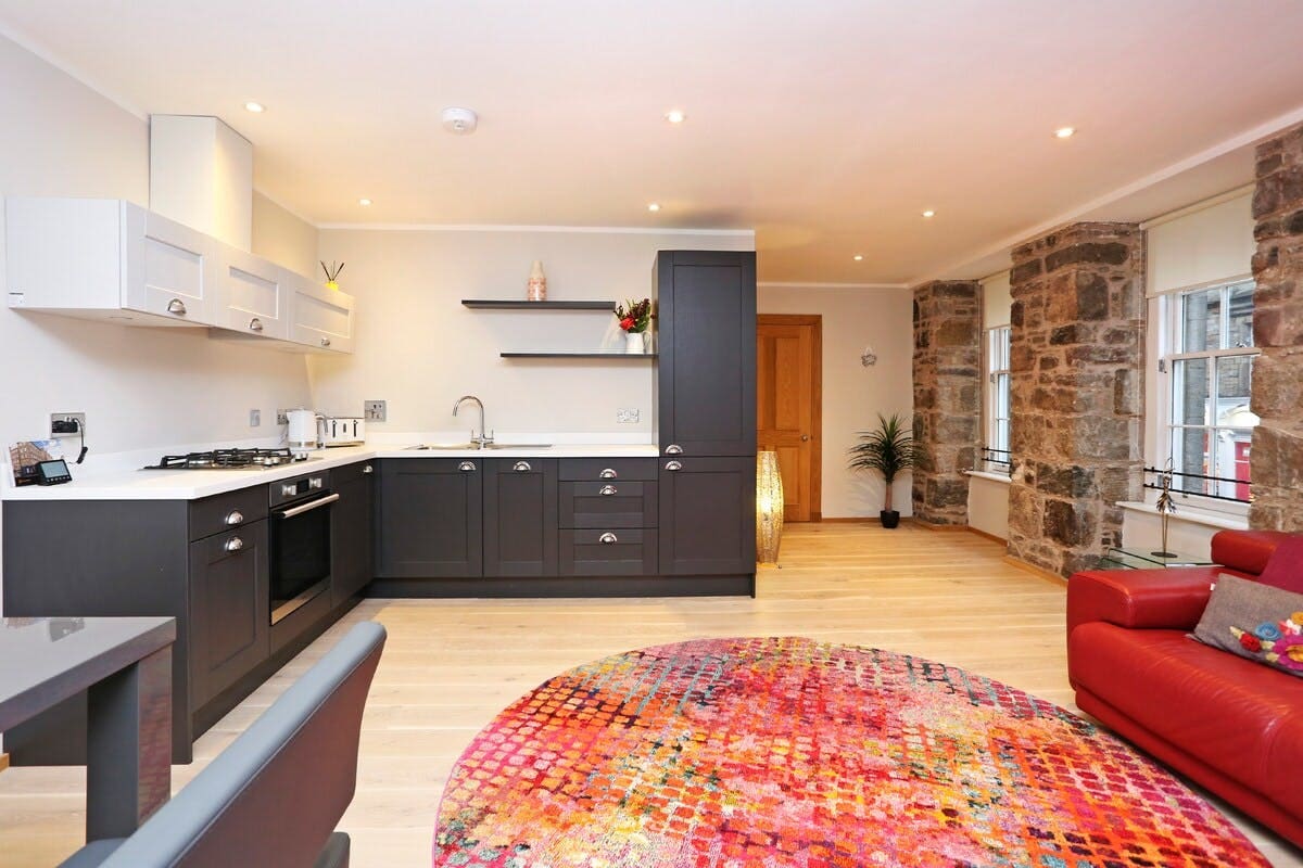 House Flodden Edinburgh: Charming 2-Bedroom Apartment Rental with Family-Friendly Features, Old Town