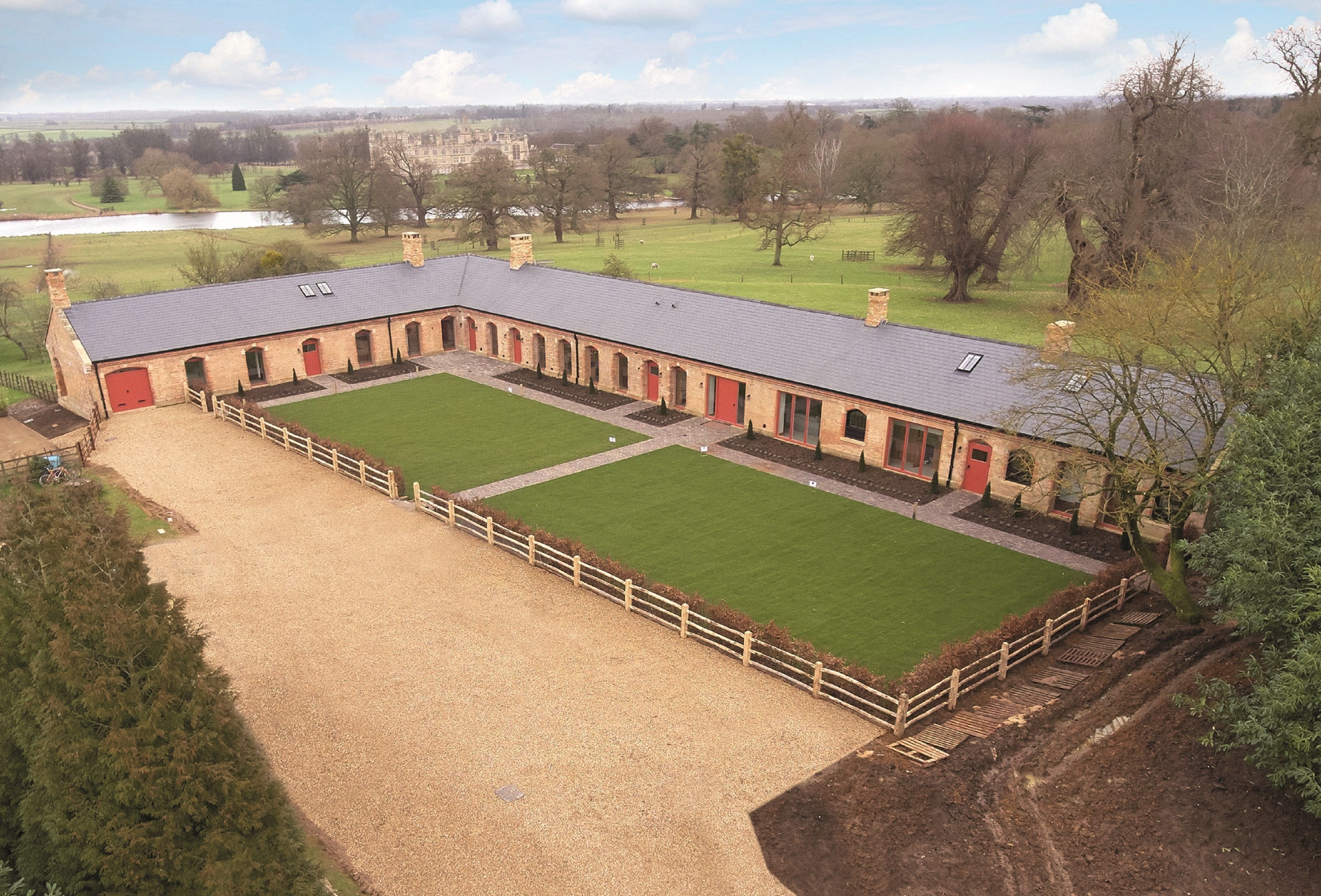 House Fotheringhay Peterborough: Luxury 10-Bedroom Apartment for Families and Groups, City of Peterborough