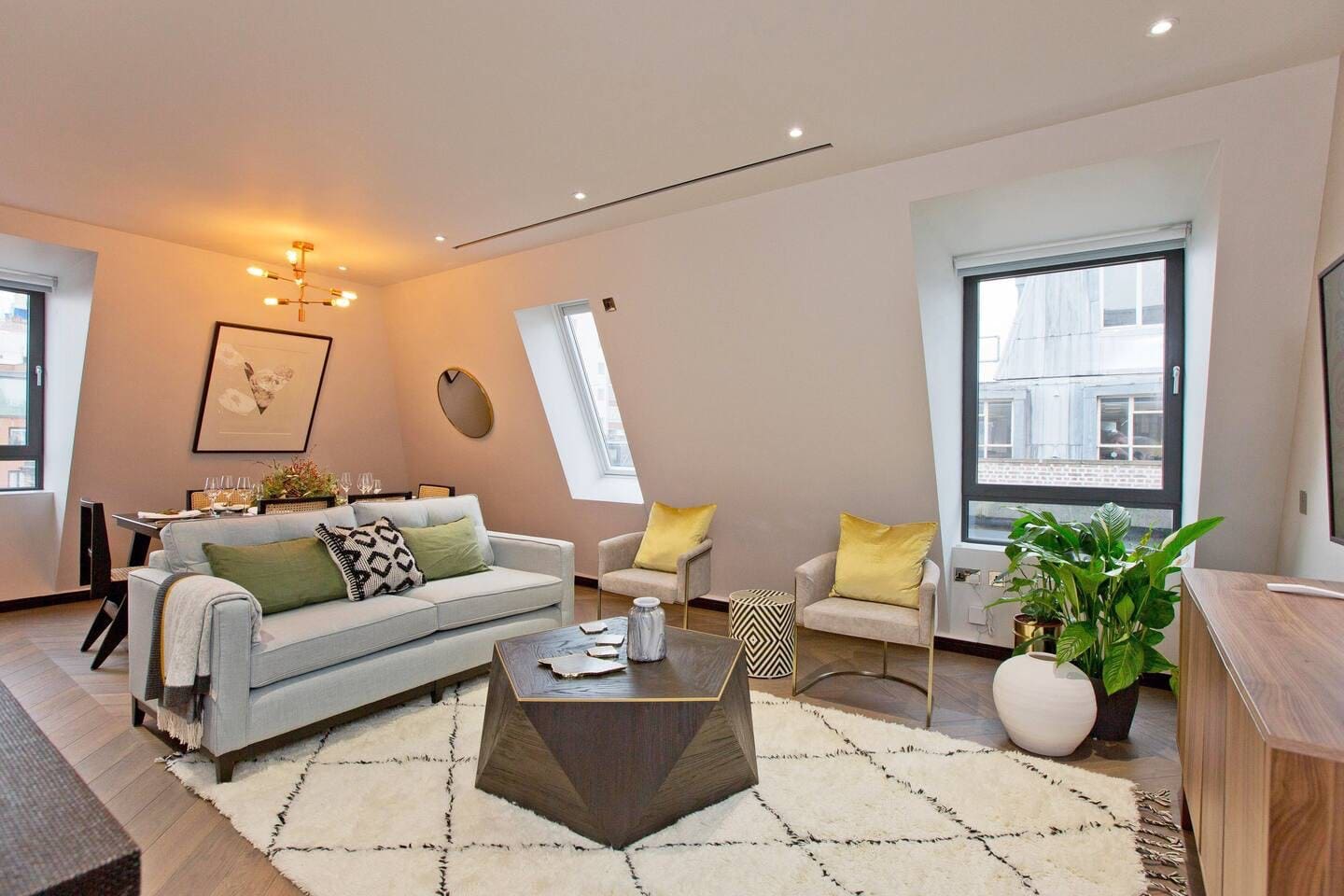 House Golden Soho Soho: Luxury 2-Bedroom Apartment with Rooftop Views, Soho