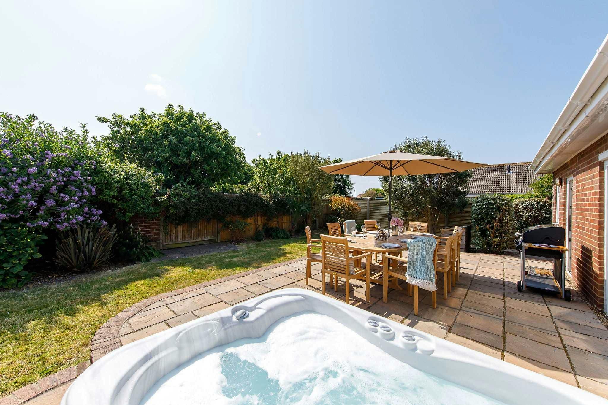 House Goring-by-Sea: Luxury 4-Bedroom House with Hot Tub, West Sussex