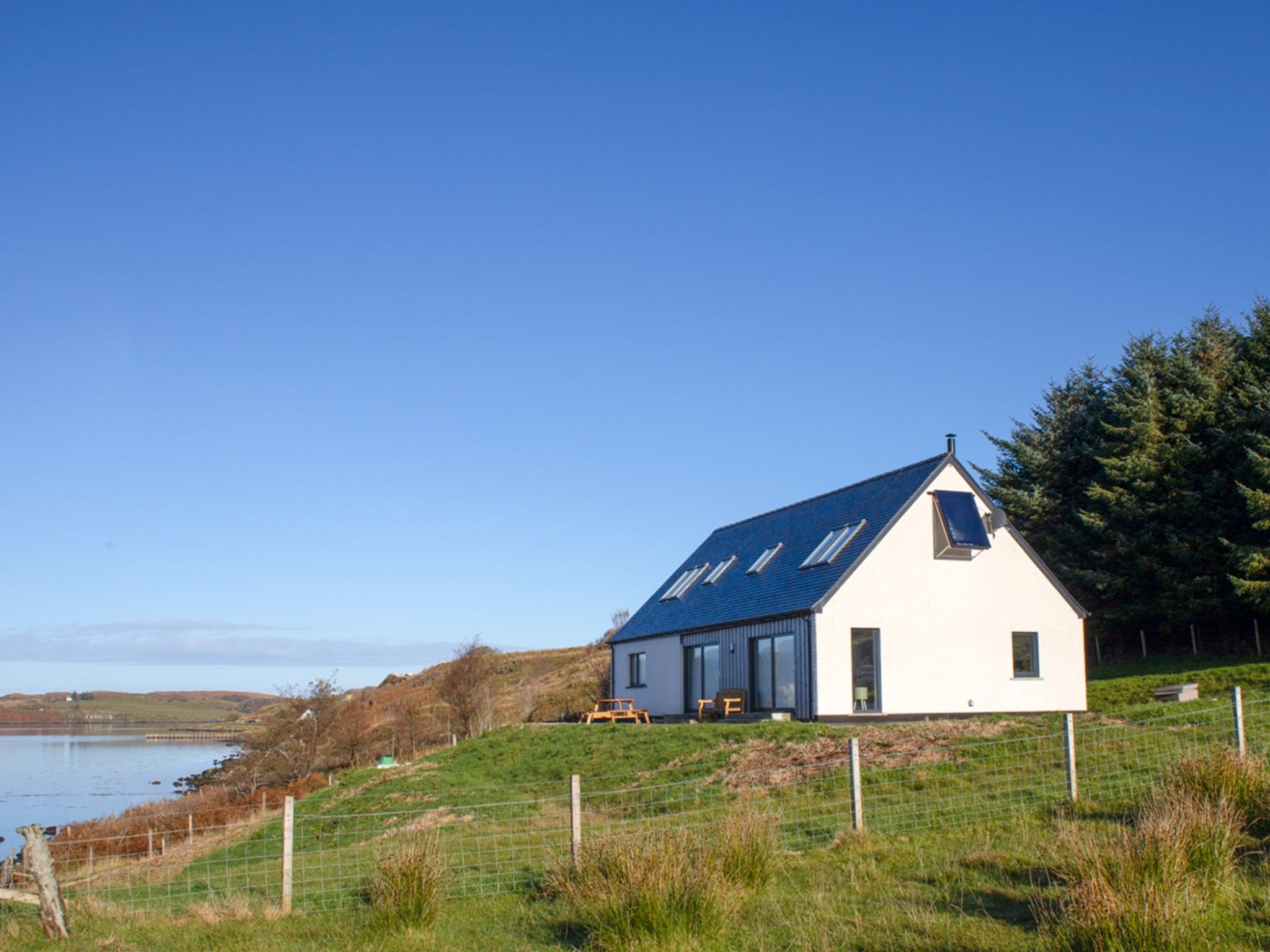 House Greshornish Skye: Modern 3-Bedroom Highland Cottage with Loch Views and Mountain Access in North Skye Scotland