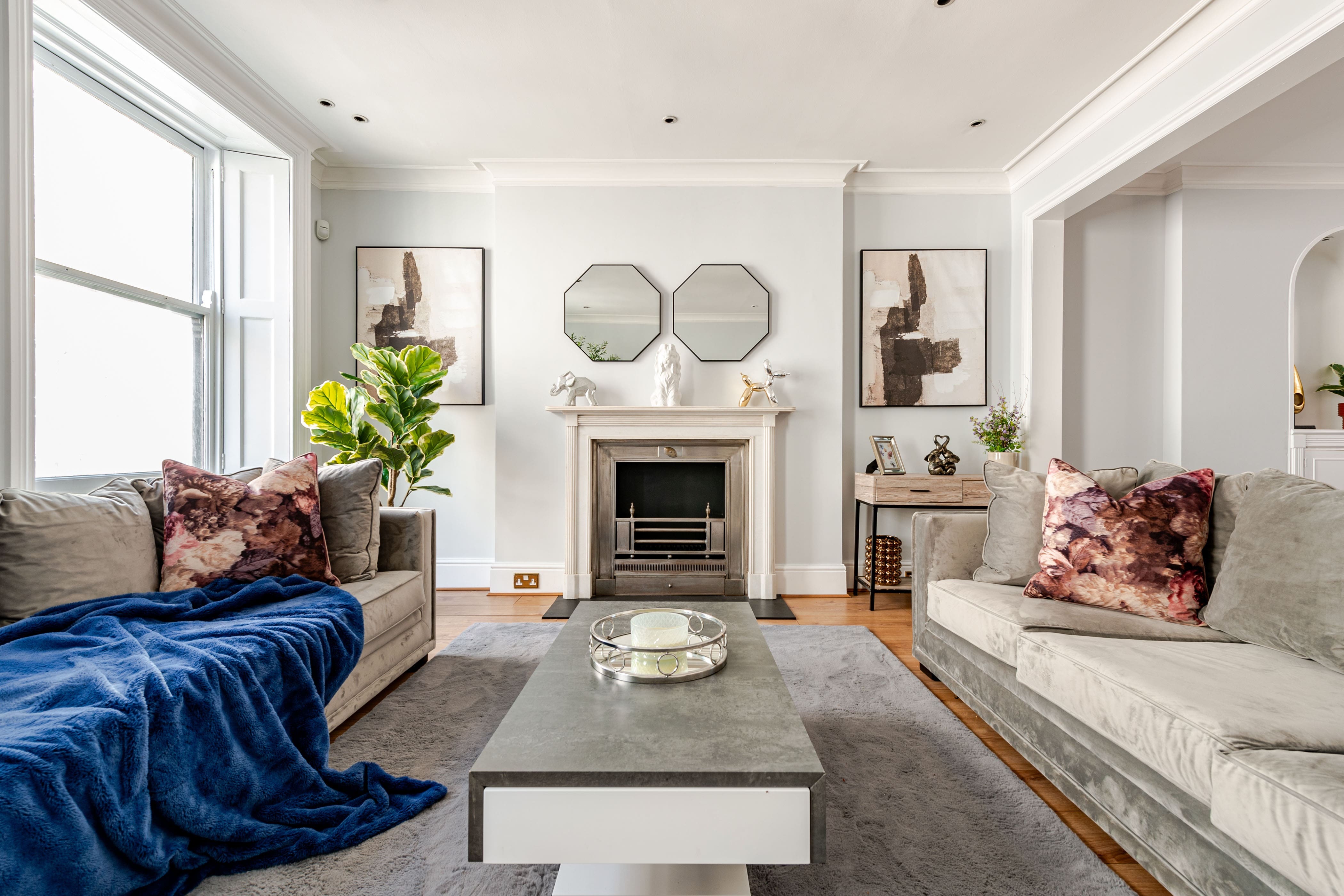 House Grosvenor Belgravia Belgravia 4: Luxury 4-Bedroom Apartment with Dual Dining Areas, Belgravia